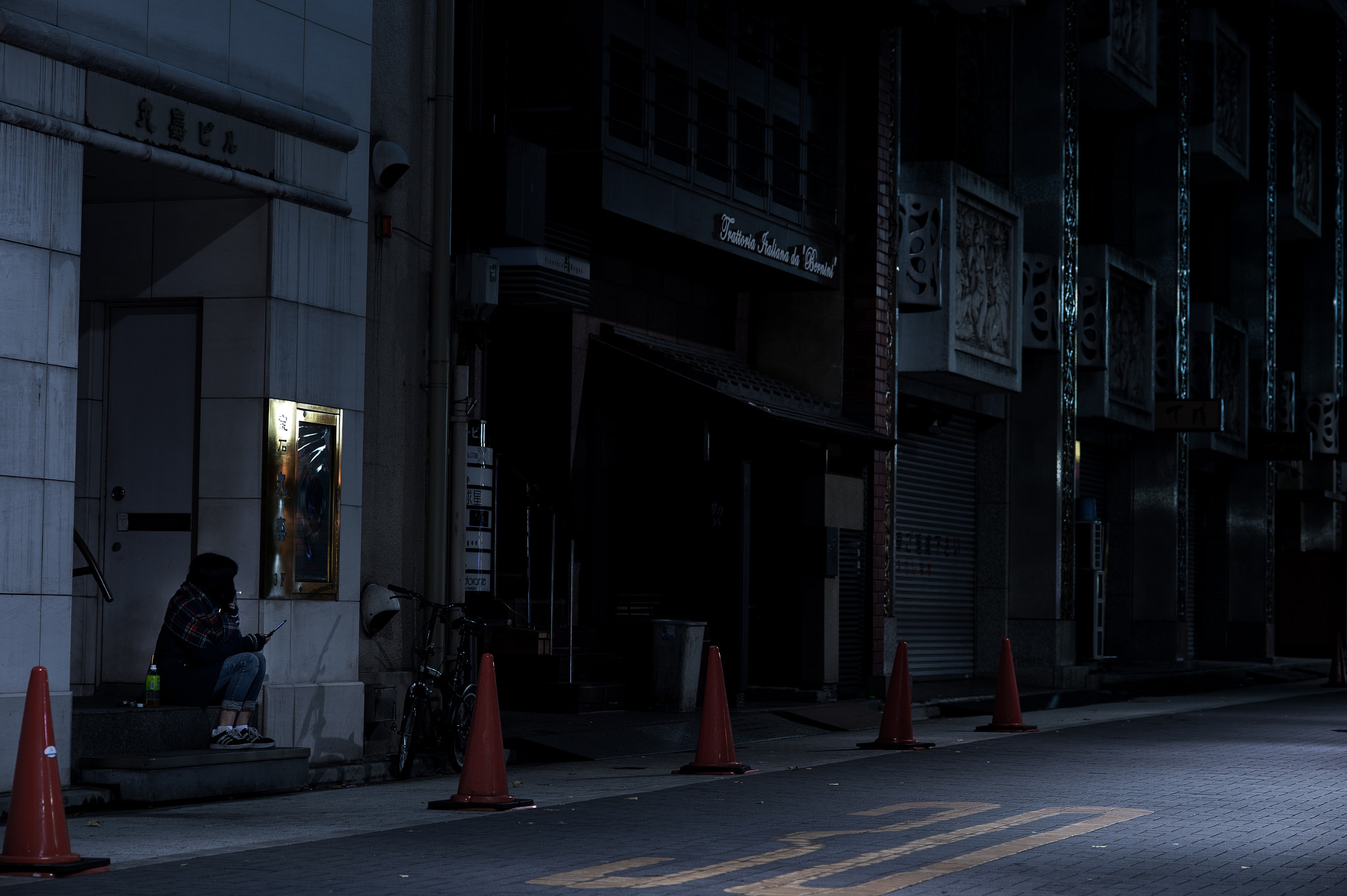 Nikon Df + Nikon AF Nikkor 85mm F1.8D sample photo. Tokyo early morning -ginza- photography