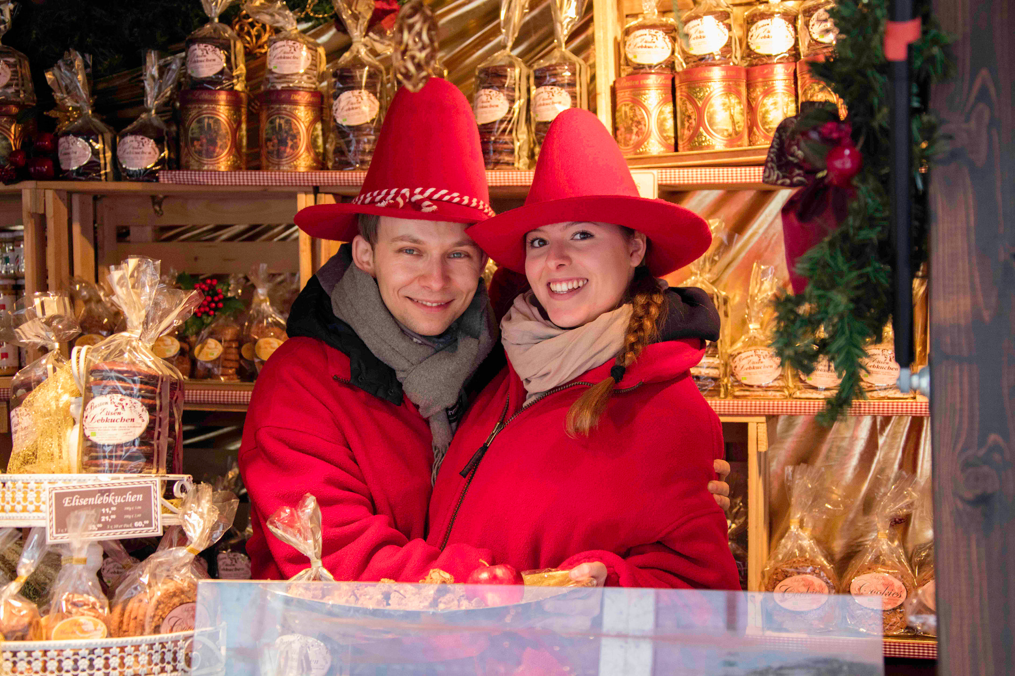 Canon EOS 5DS R + Canon EF 28-300mm F3.5-5.6L IS USM sample photo. German christmas market couple photography