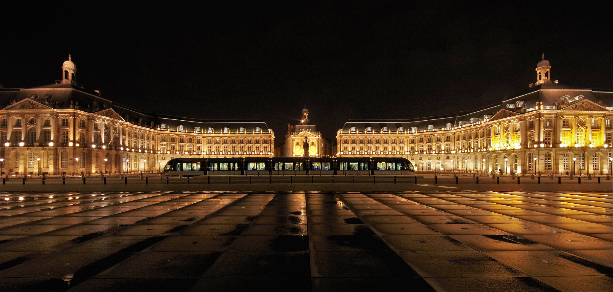 Sigma AF 10-20mm F4-5.6 EX DC sample photo. Bordeaux : place de la bourse photography