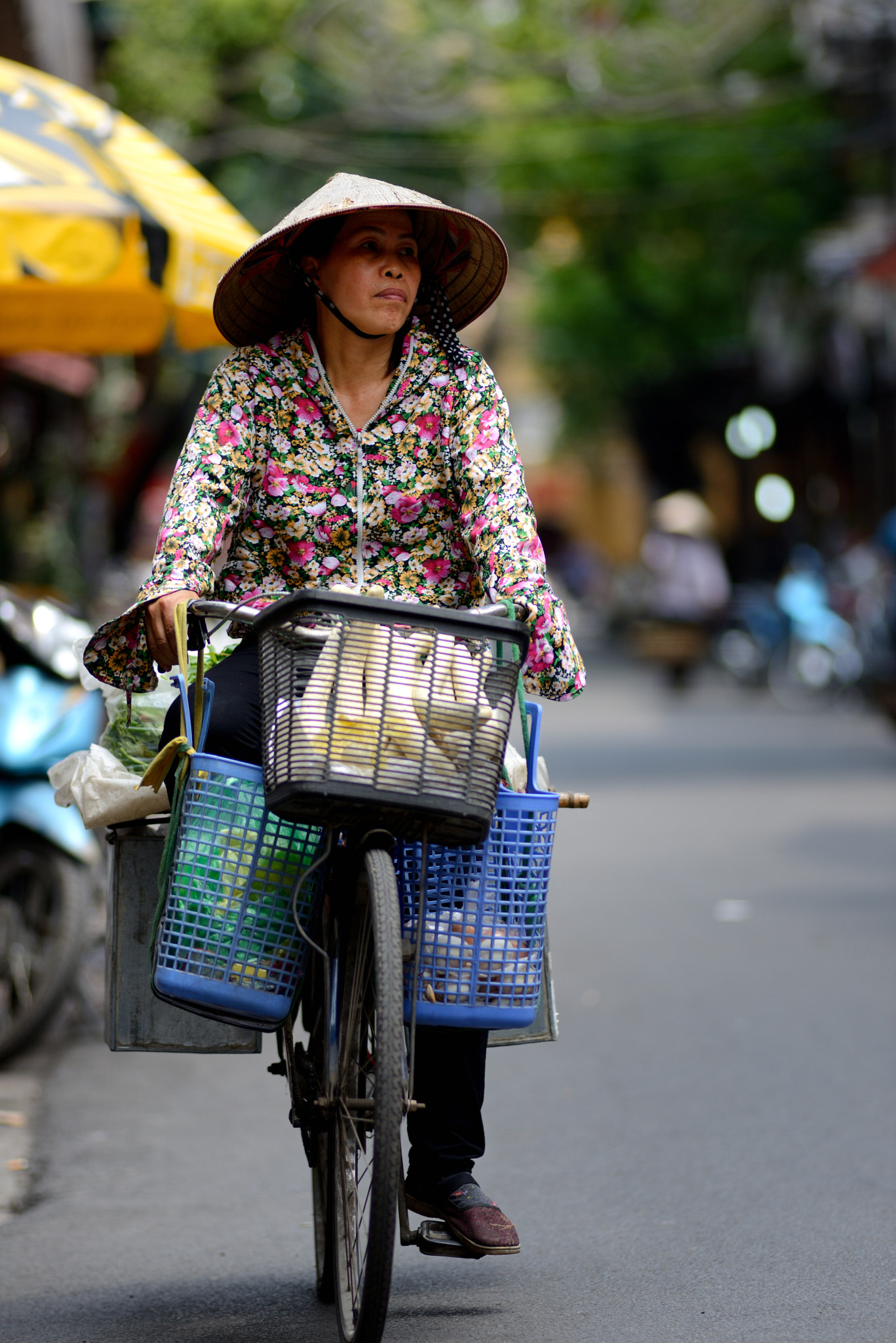 Nikon D600 + Nikon AF Nikkor 180mm F2.8D ED-IF sample photo. Vegetable seller on wheels photography