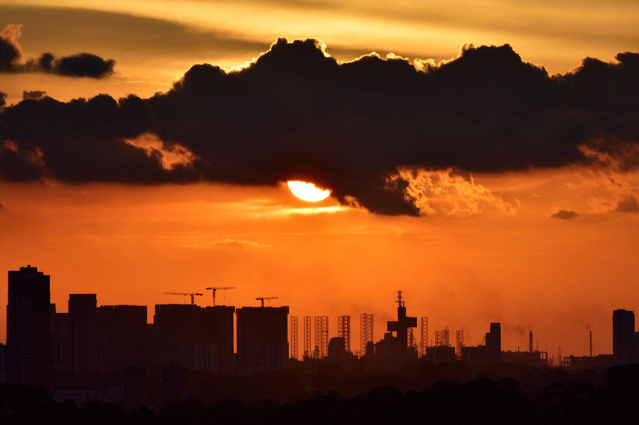 Nikon D750 + Nikon AF Nikkor 180mm F2.8D ED-IF sample photo. Evening sunset over singapore skyline photography
