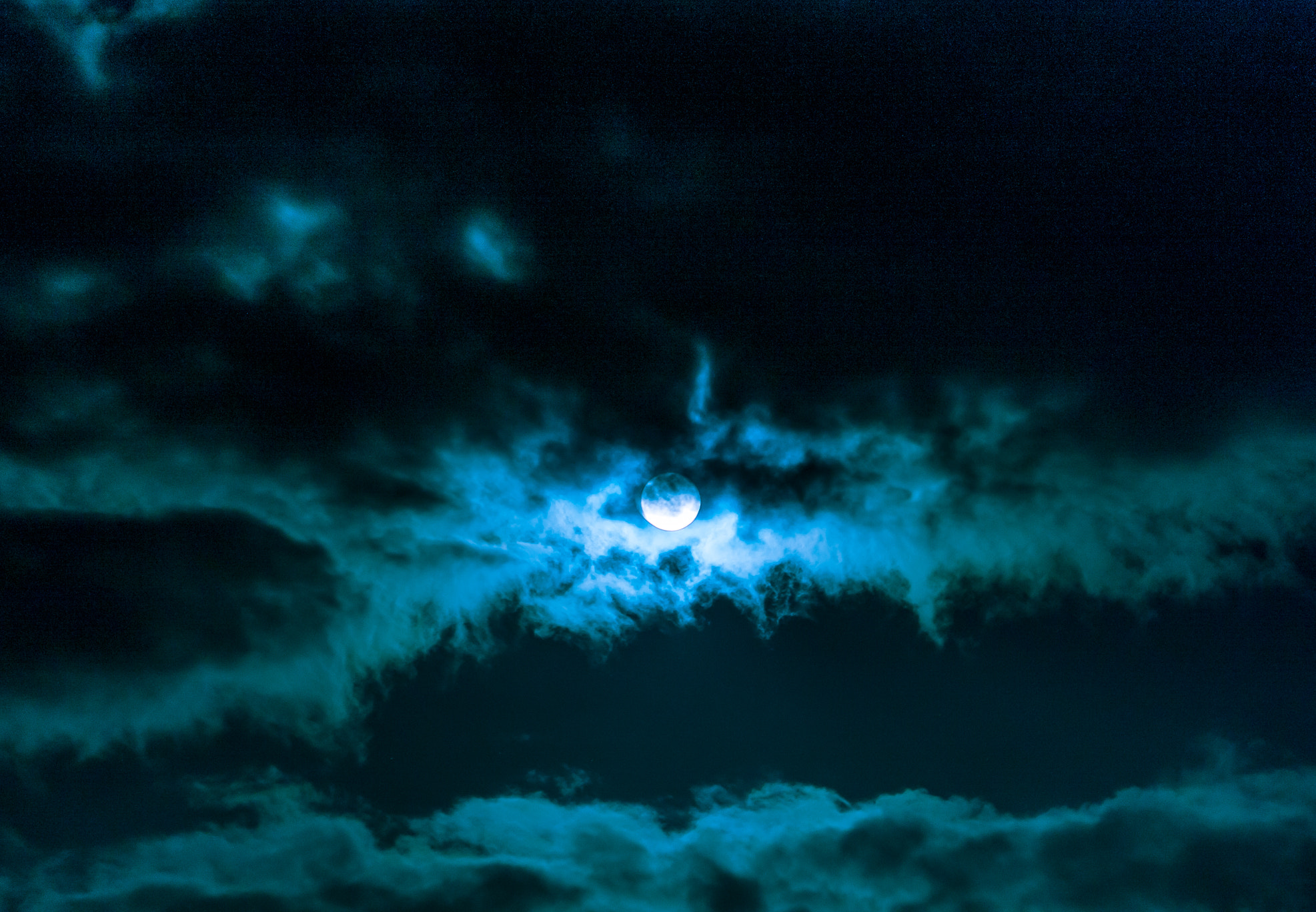 Canon EOS 450D (EOS Rebel XSi / EOS Kiss X2) sample photo. Moon and clouds photography