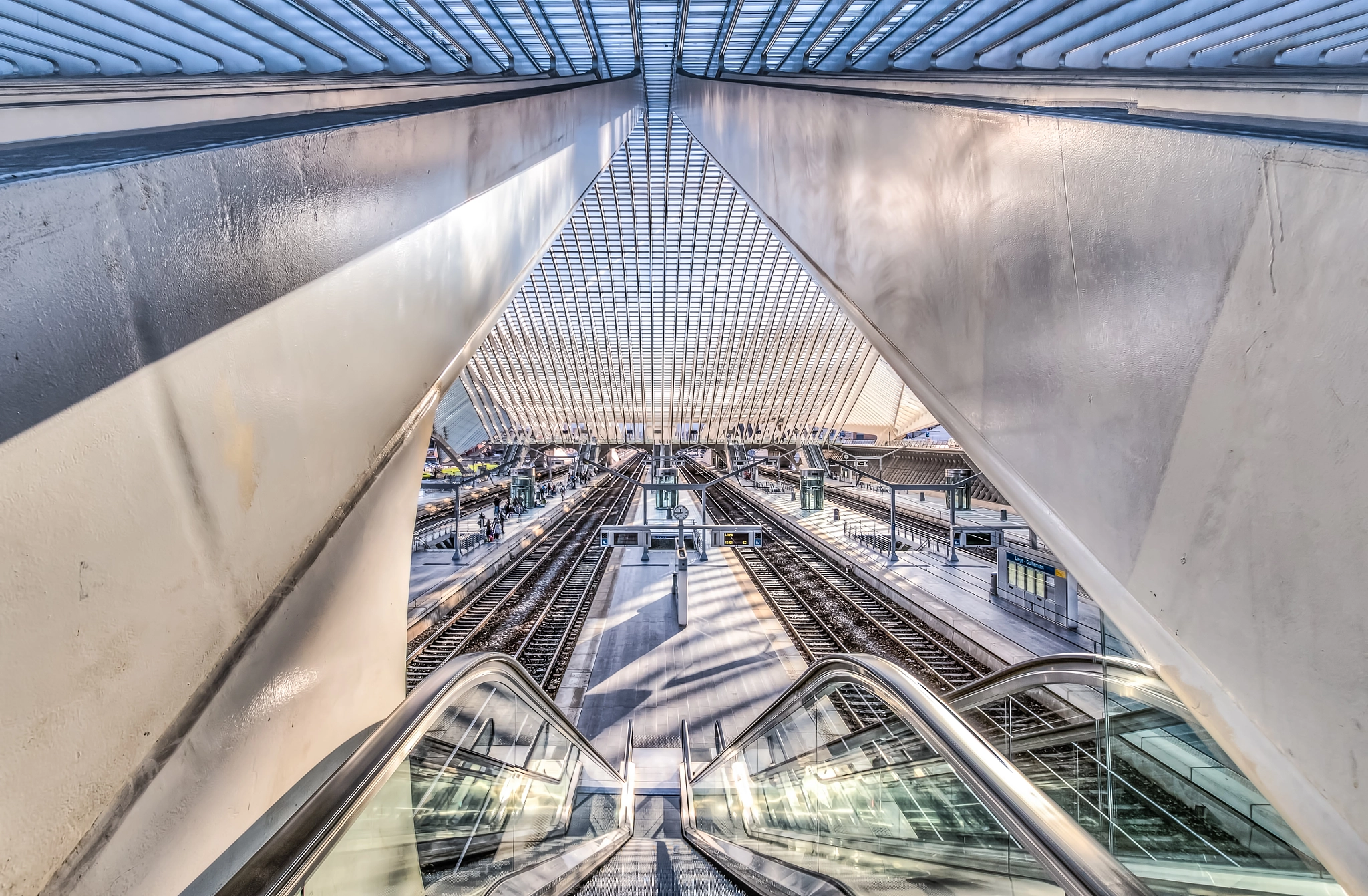 Sony SLT-A57 + Sigma 10-20mm F3.5 EX DC HSM sample photo. Gare de liege-guillemins - liege, guillemins stati photography