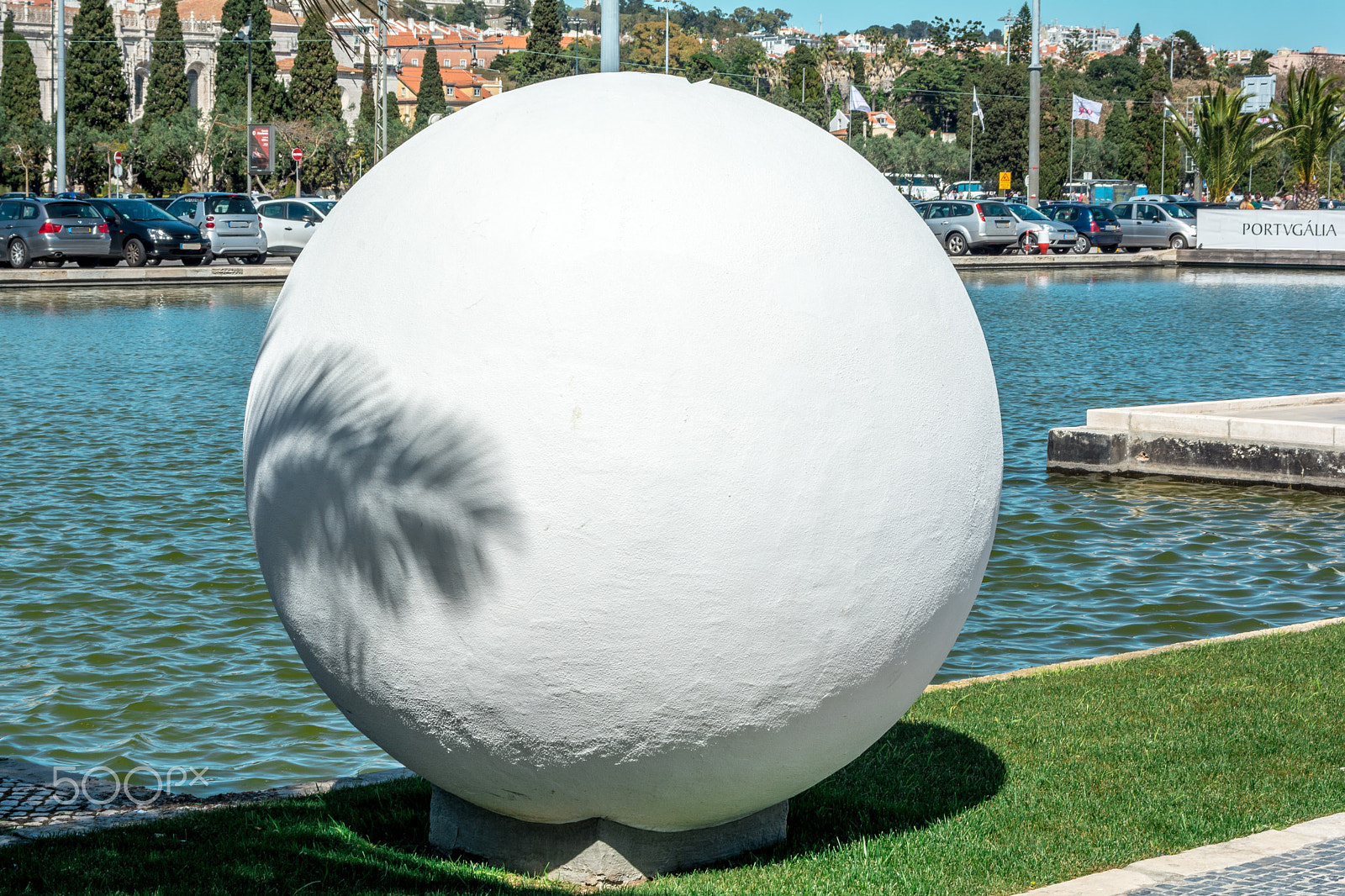 AF Zoom-Nikkor 28-80mm f/3.3-5.6G sample photo. Golf ball on the green grass near water photography