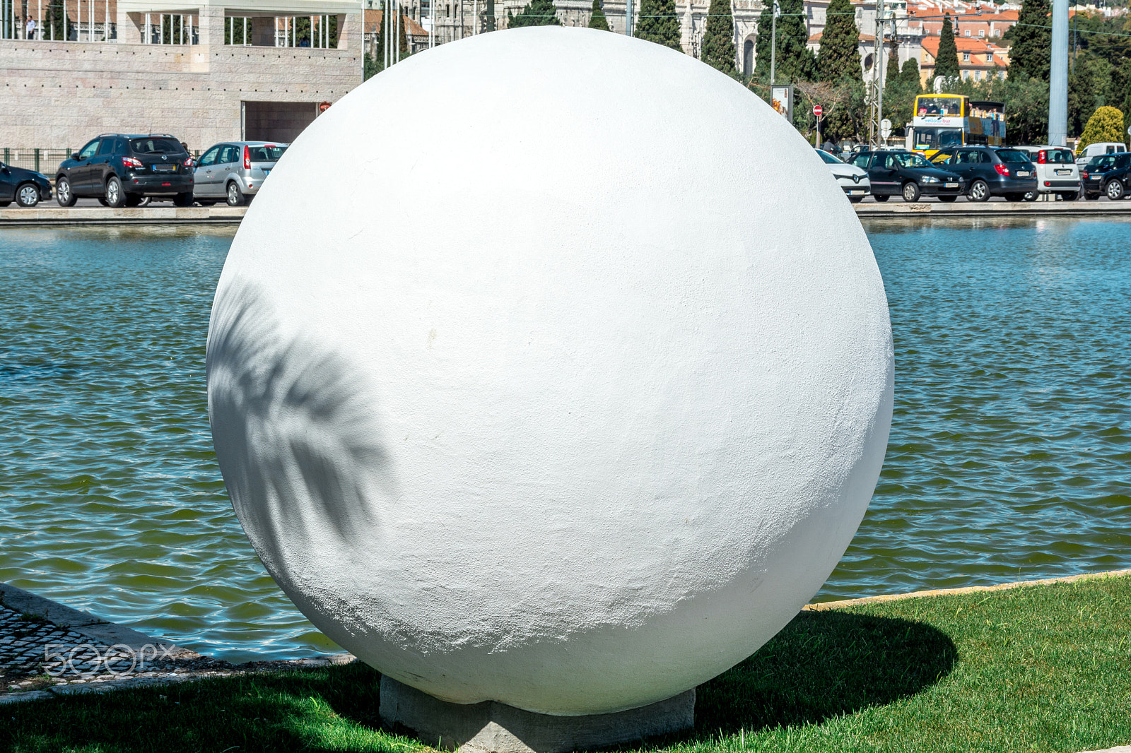 AF Zoom-Nikkor 28-80mm f/3.3-5.6G sample photo. Golf ball on the green grass photography