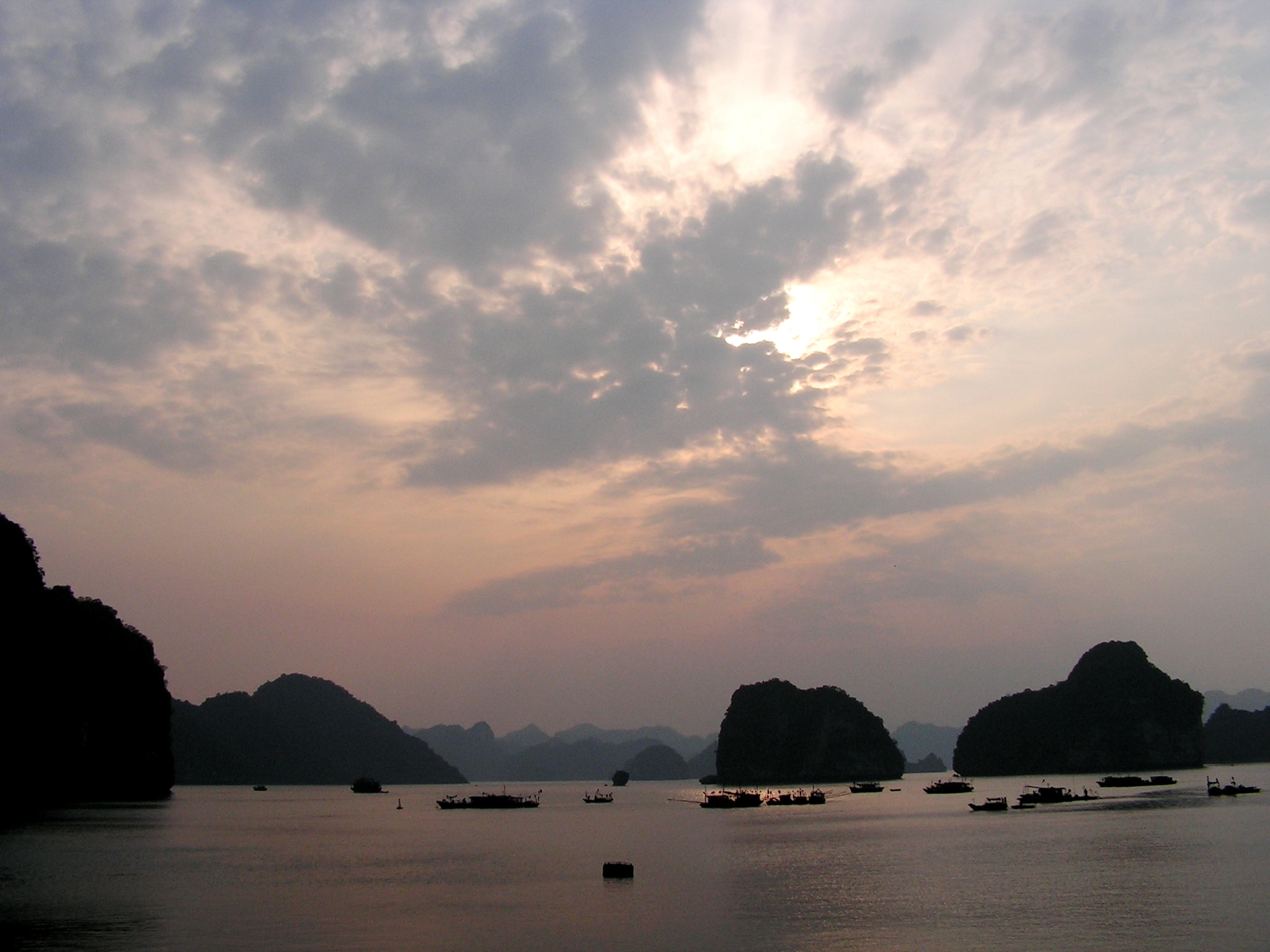 KONICA MINOLTA DiMAGE Z10 sample photo. Halong evening photography