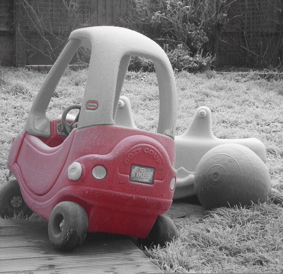 Pentax OPTIO 33LF sample photo. Abandoned toys photography