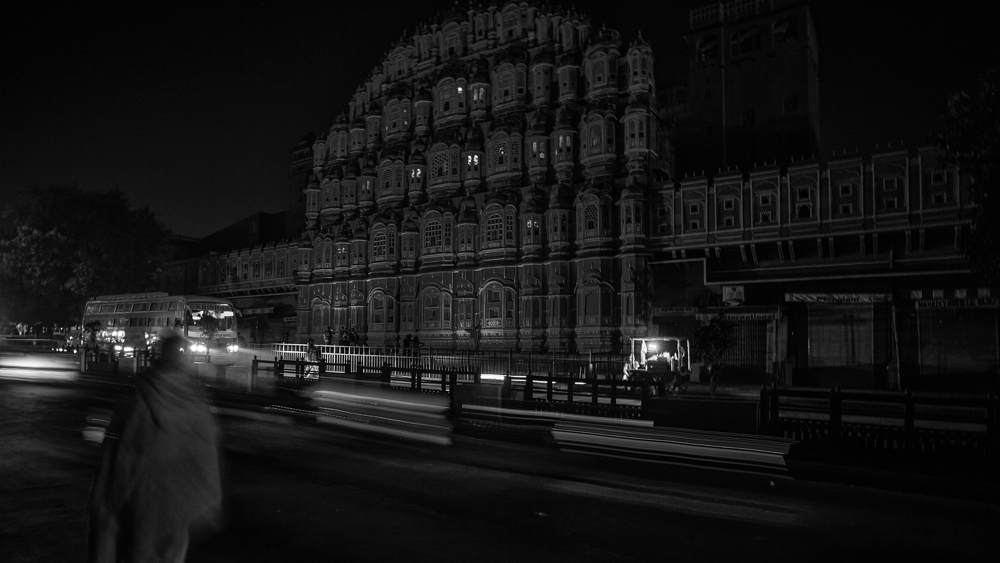 Canon EOS-1D X + ZEISS Distagon T* 21mm F2.8 sample photo. Night at the hawa mahal photography