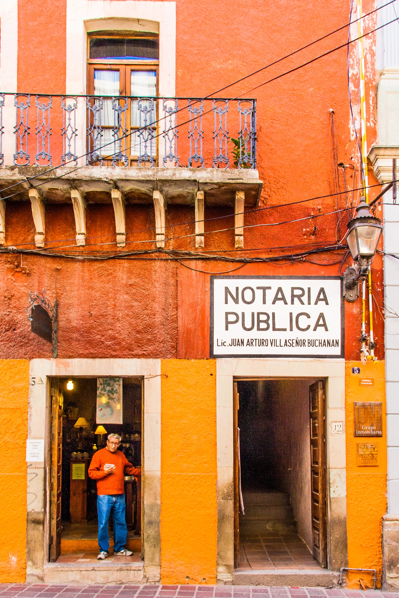 Sigma 18-200mm f/3.5-6.3 DC OS sample photo. Colors of guanajuato: yellow and orange photography