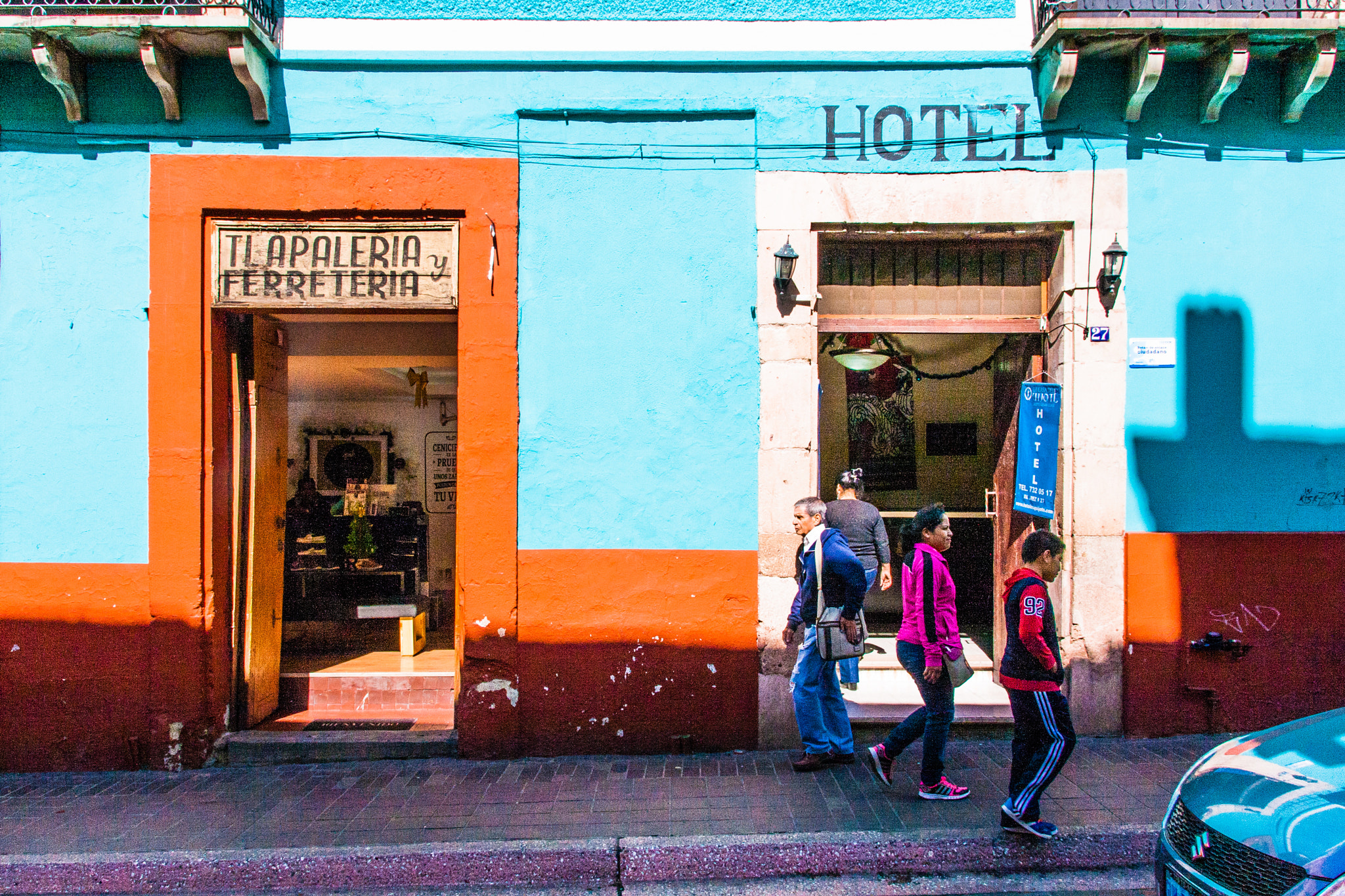 Sigma 18-200mm f/3.5-6.3 DC OS sample photo. Colors of guanajuato: blue, orange, red, and violet photography