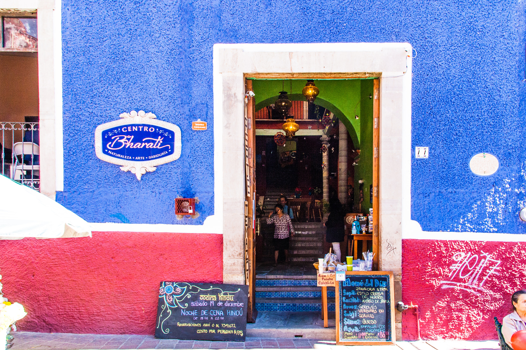Sigma 18-200mm f/3.5-6.3 DC OS sample photo. Colors of guanajuato: blue and pink photography