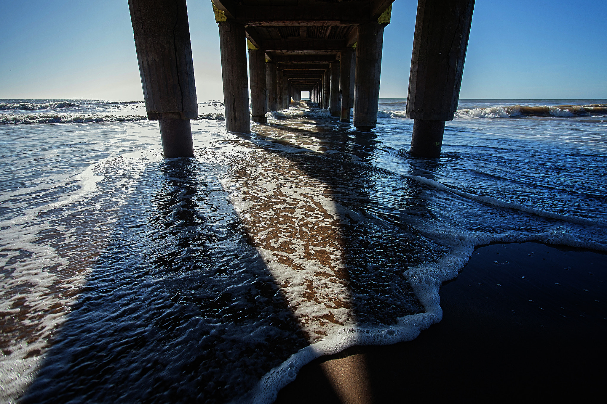 Sigma 17-35mm f/2.8-4 EX DG Aspherical HSM sample photo. Under the pier photography