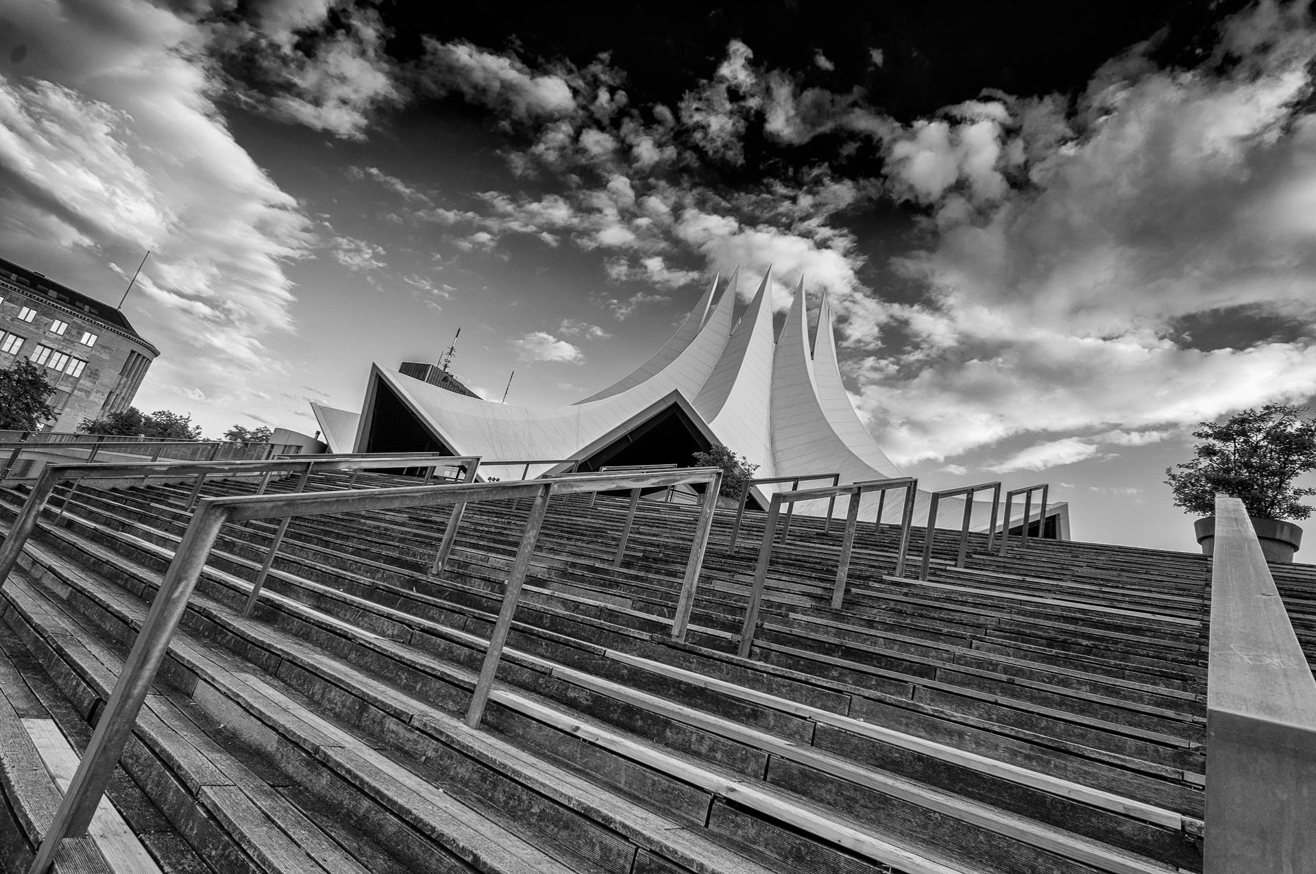 Sony Alpha NEX-6 + Sony E 16mm F2.8 sample photo. Tempodrom photography