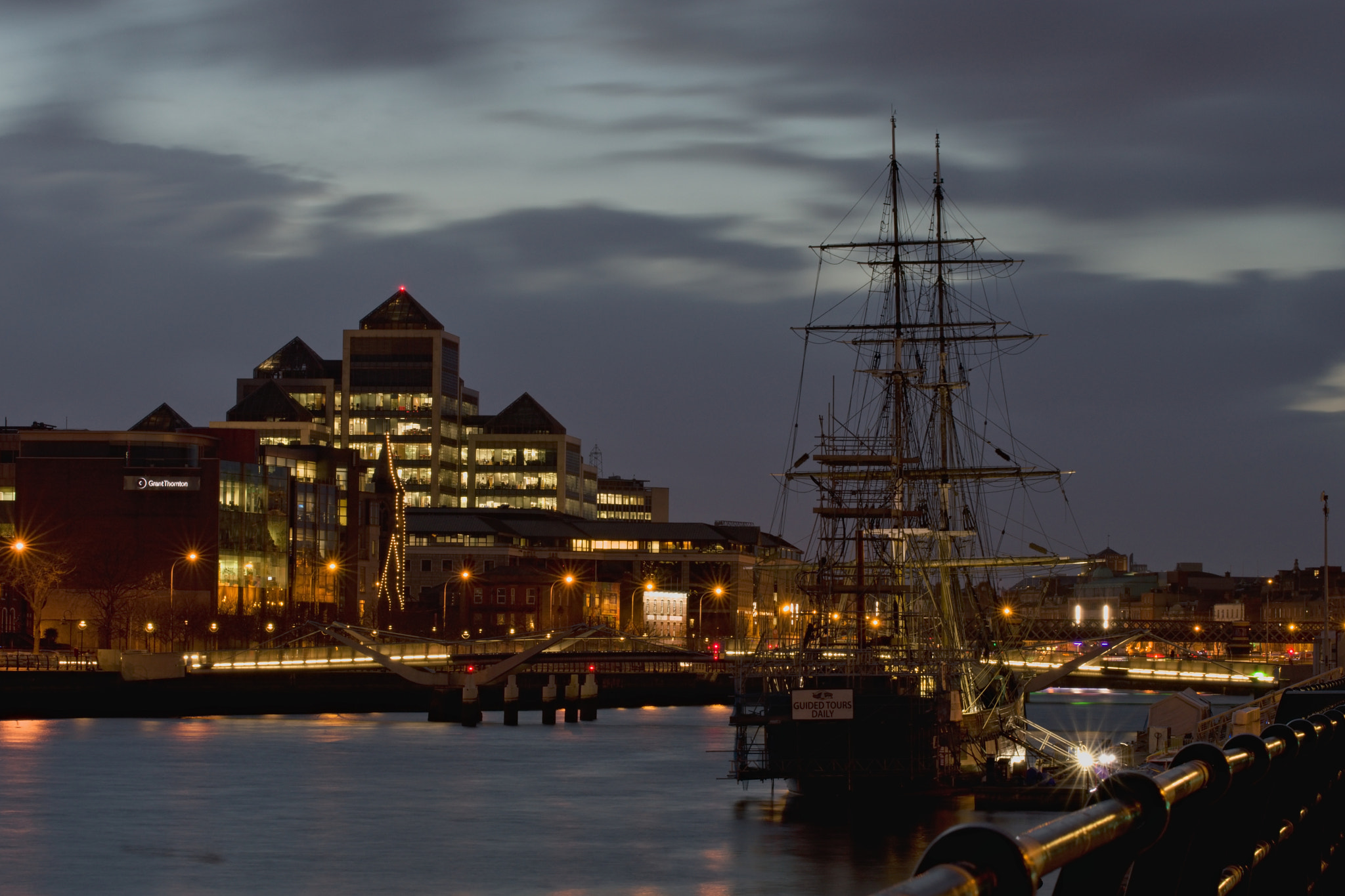 Nikon D3200 + 70.00 - 300.00 mm f/4.0 - 5.6 sample photo. Dublin at night photography