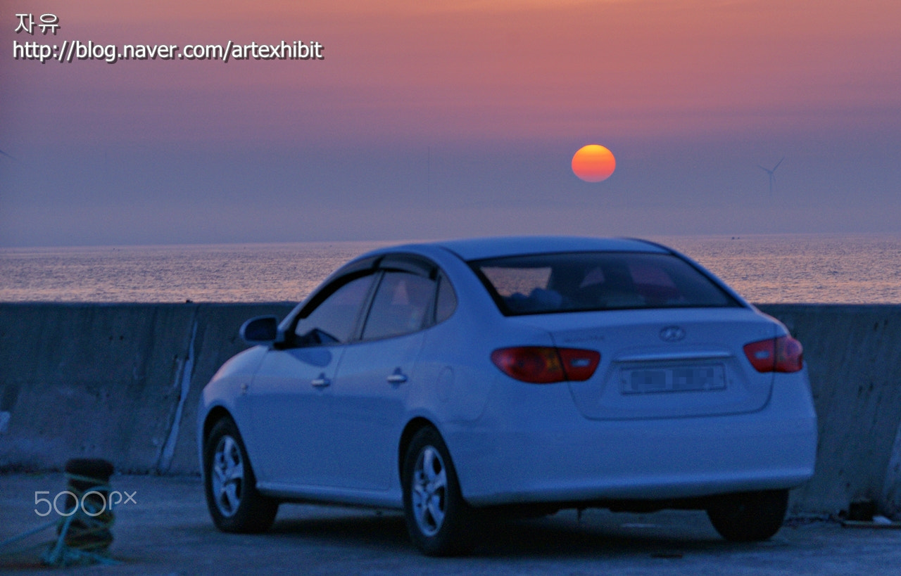 Sony Alpha DSLR-A850 sample photo. Sunset with the car at seashore photography