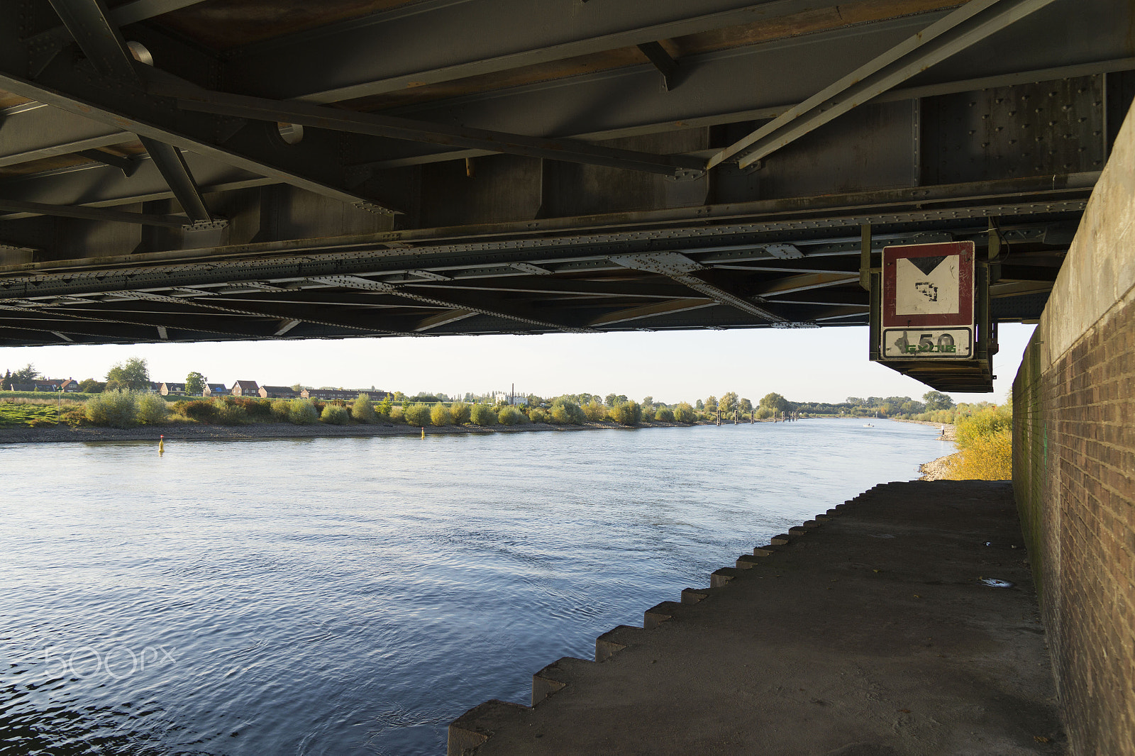 Sony DT 16-105mm F3.5-5.6 sample photo. Onder de brug photography