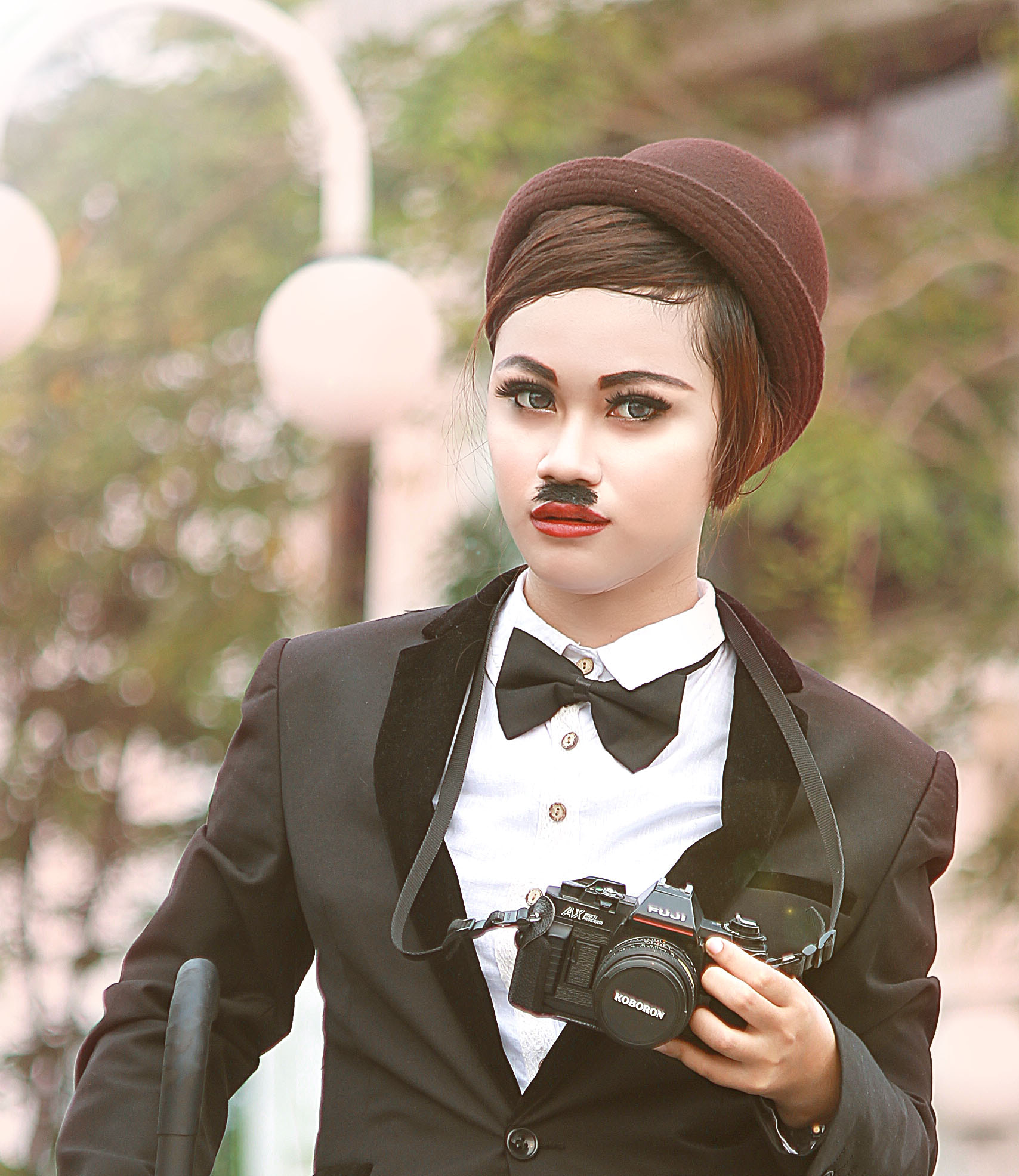 Canon EOS 1100D (EOS Rebel T3 / EOS Kiss X50) + Canon EF-S 55-250mm F4-5.6 IS II sample photo. Chaplin girl photography