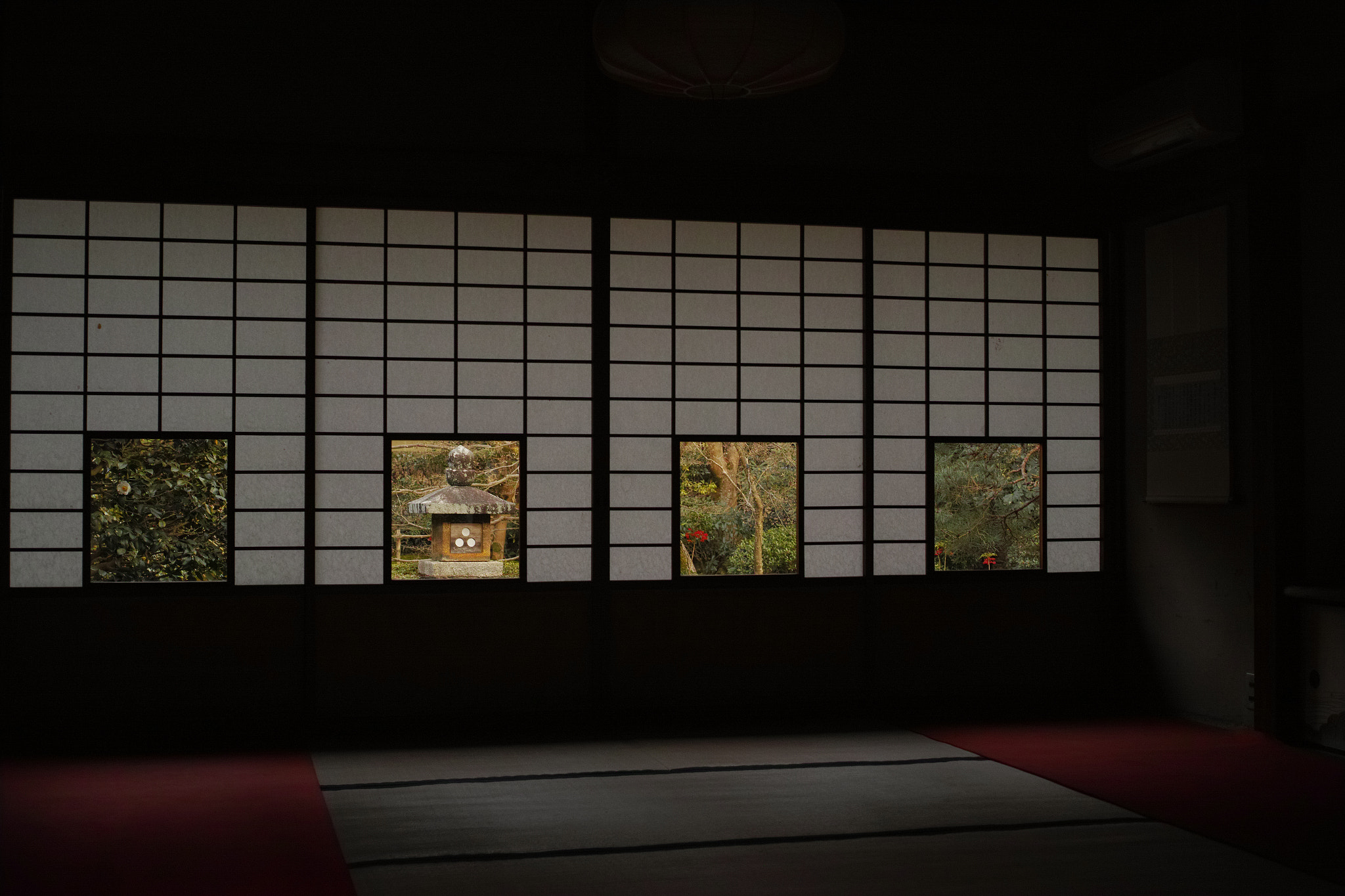 Sigma dp2 Quattro + 1007 sample photo. A dimly lit room photography