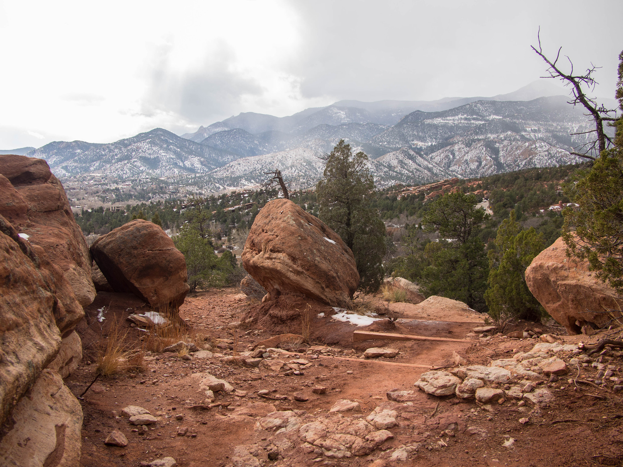 Olympus PEN E-PL5 + Panasonic Lumix G 14mm F2.5 ASPH sample photo. Garden of the gods photography