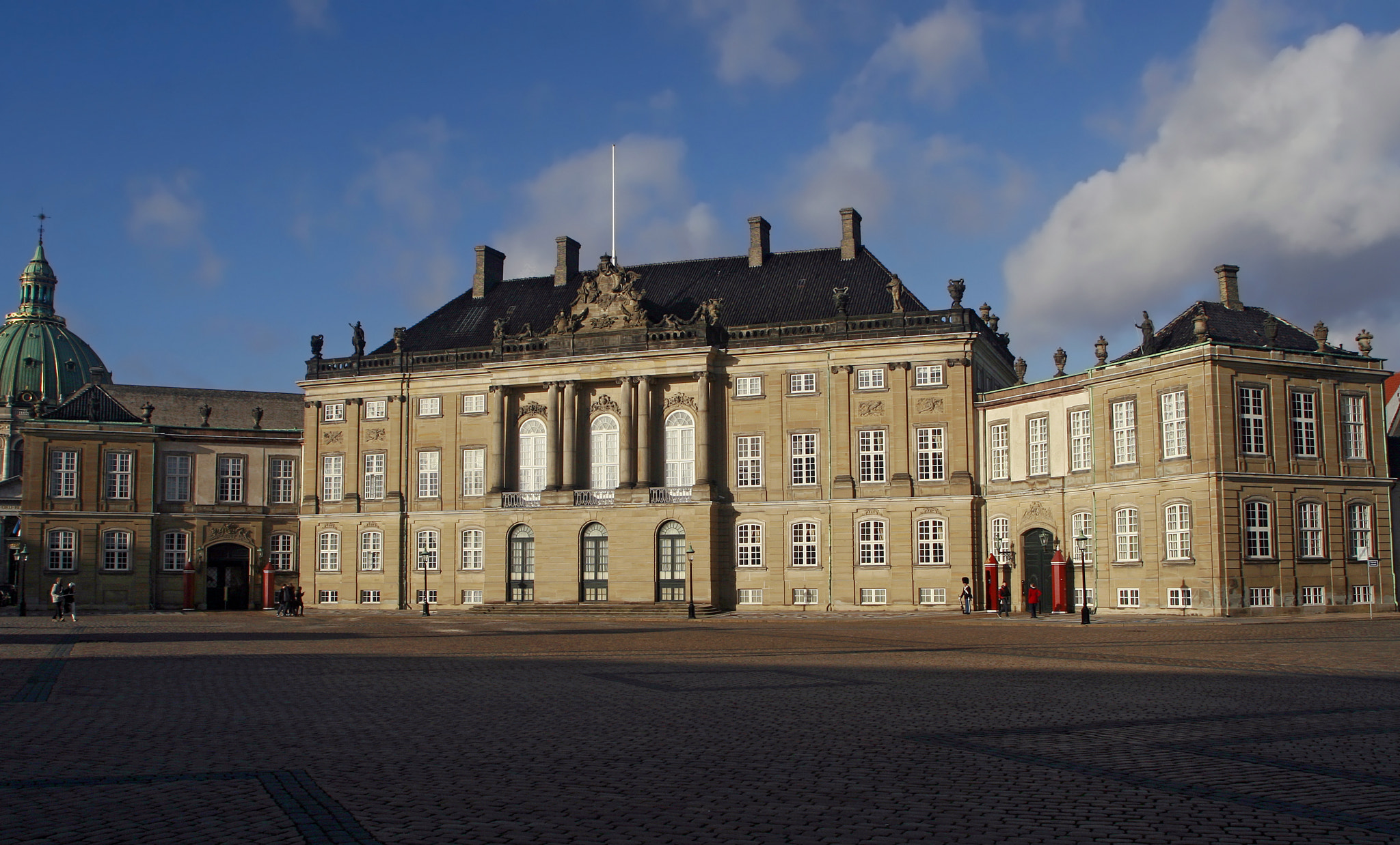Canon EF 20-35mm F3.5-4.5 USM sample photo. Amalienborg slot (københavn) photography