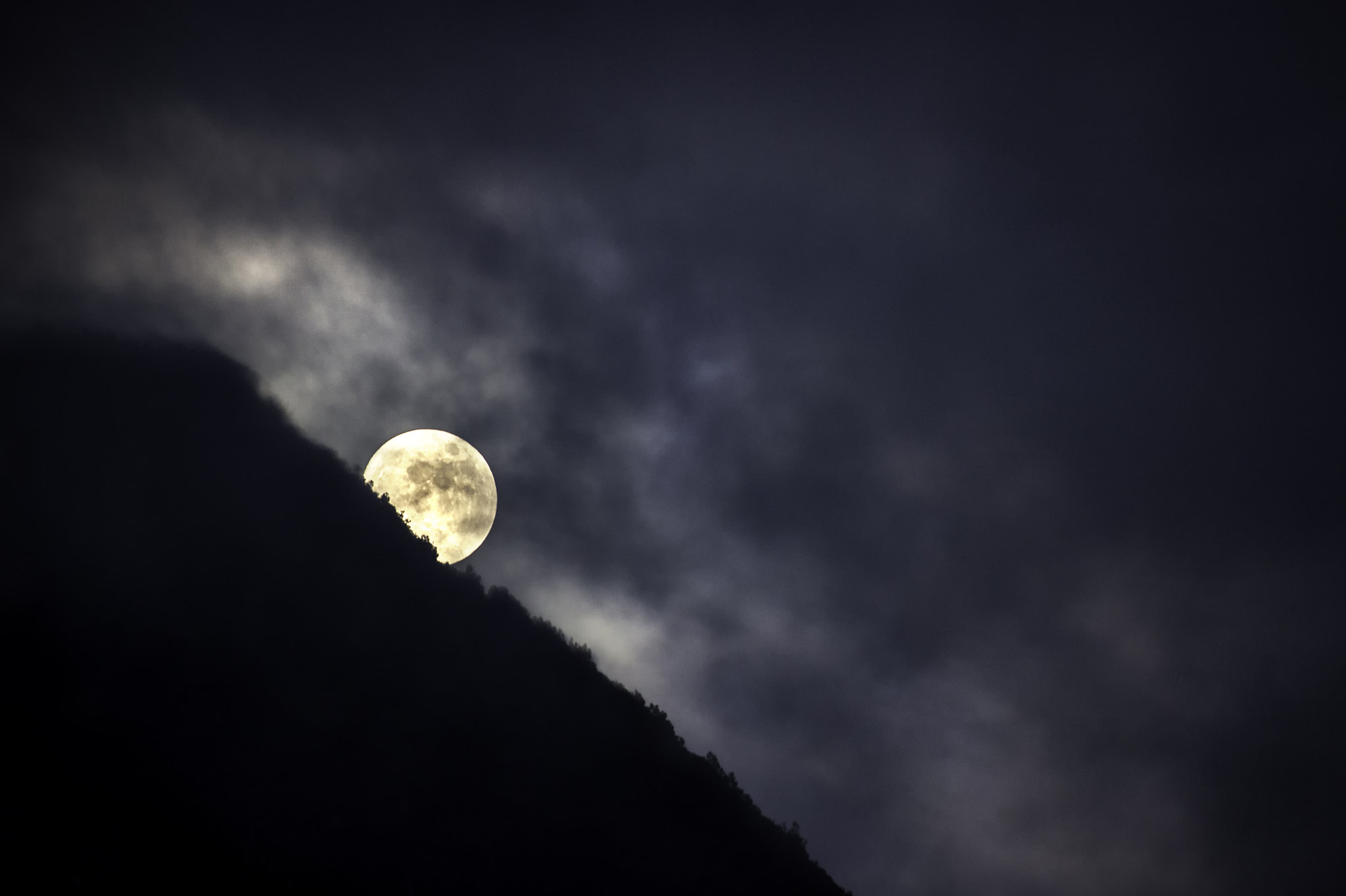 Canon EF-S 55-250mm F4-5.6 IS STM sample photo. Moonlight photography