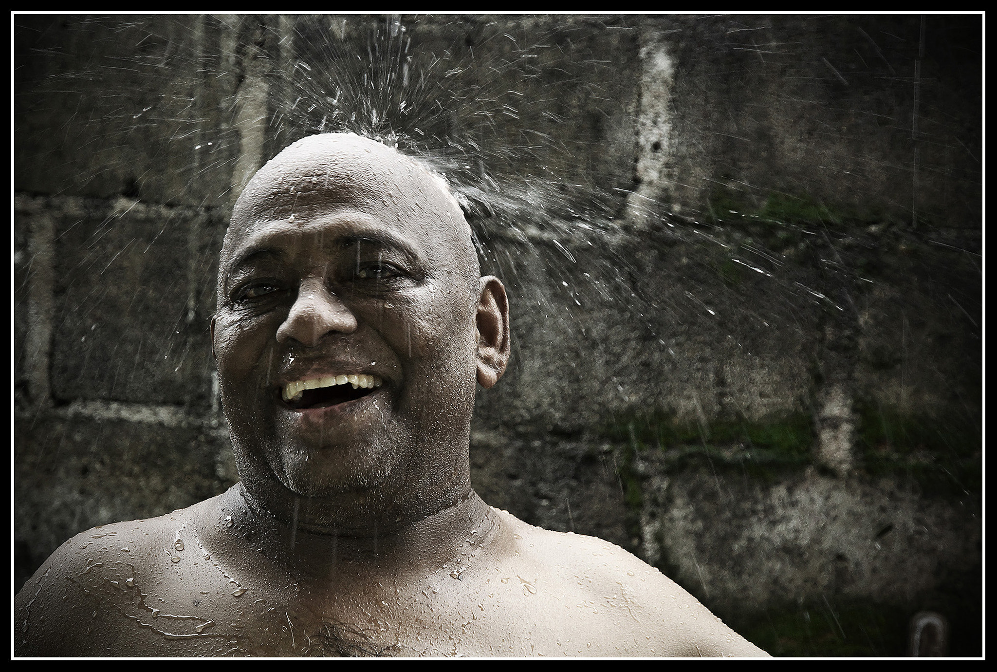 VR 16-85mm F/3.5-5.6 G sample photo. Showering in the rain photography