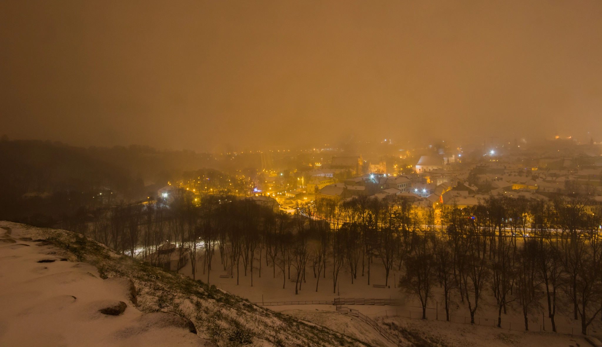 Canon EOS 650D (EOS Rebel T4i / EOS Kiss X6i) sample photo. Snowy vilnius night photography