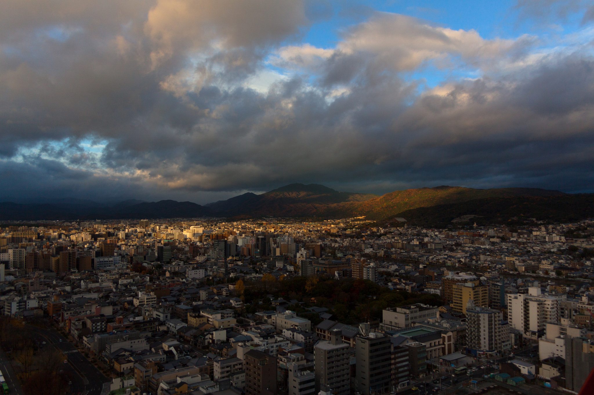Canon EF-S 18-55mm F3.5-5.6 sample photo. Clouds and light on kyoto photography