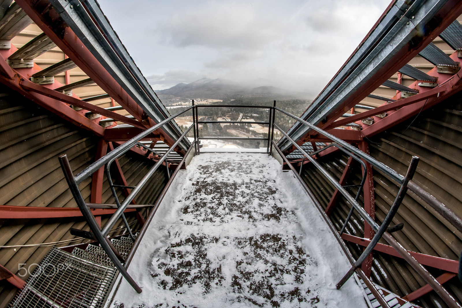 Nikon D3300 + Samyang 8mm F3.5 Aspherical IF MC Fisheye sample photo. Peering over the jump photography