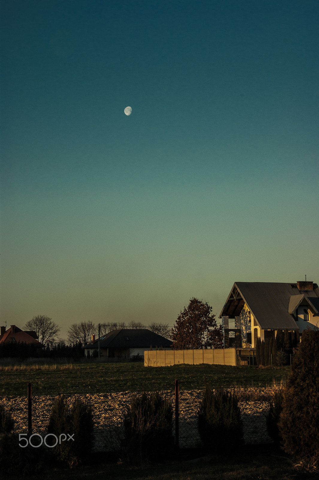 Minolta AF 35-70mm F3.5-4.5 [II] sample photo. Farewell moon photography