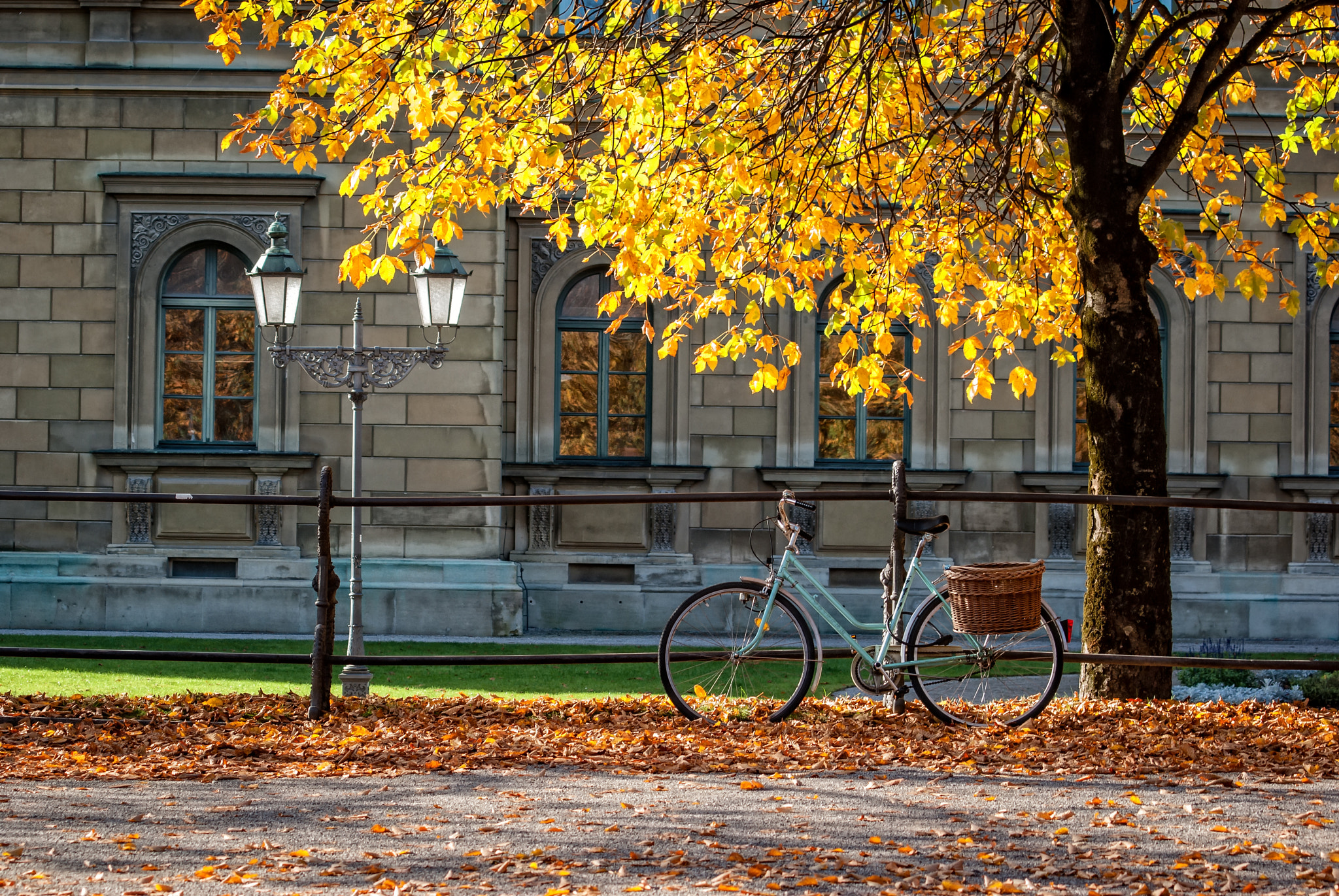 Pentax K10D sample photo. Autumn bike photography