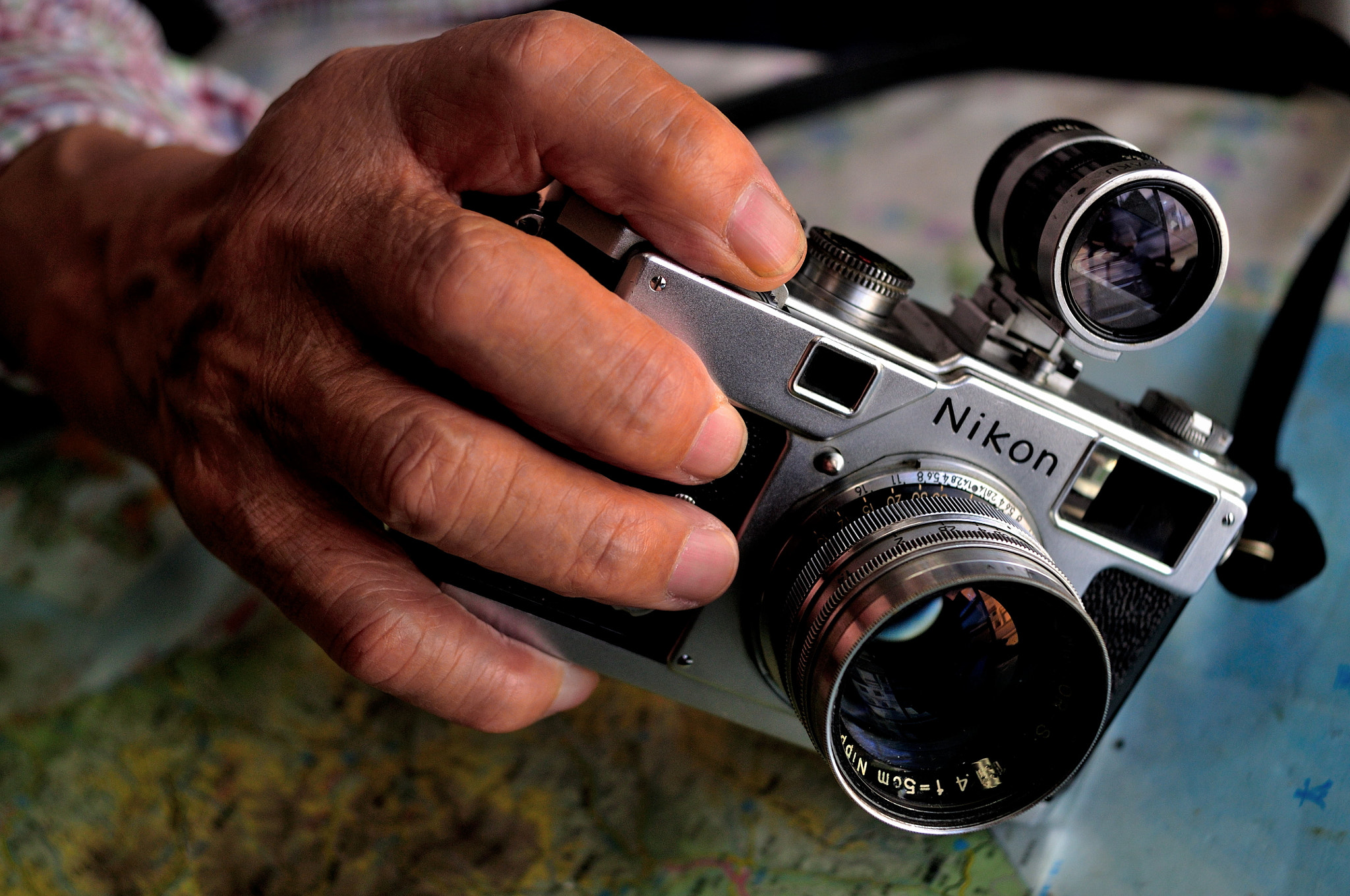 Nikon D300 + AF Nikkor 28mm f/2.8 sample photo. Grandfather's hand photography