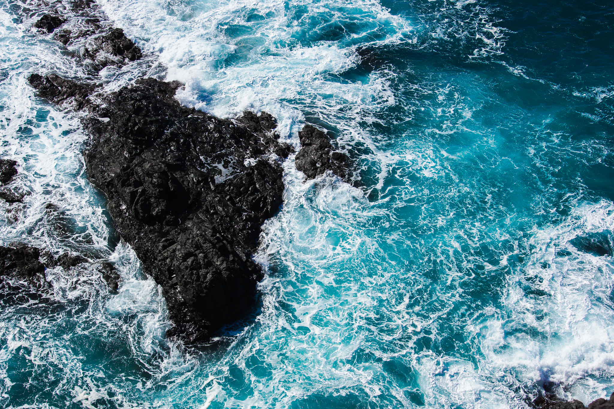 Sony SLT-A65 (SLT-A65V) + DT 18-270mm F3.5-6.3 sample photo. Stormy ocean waves photography