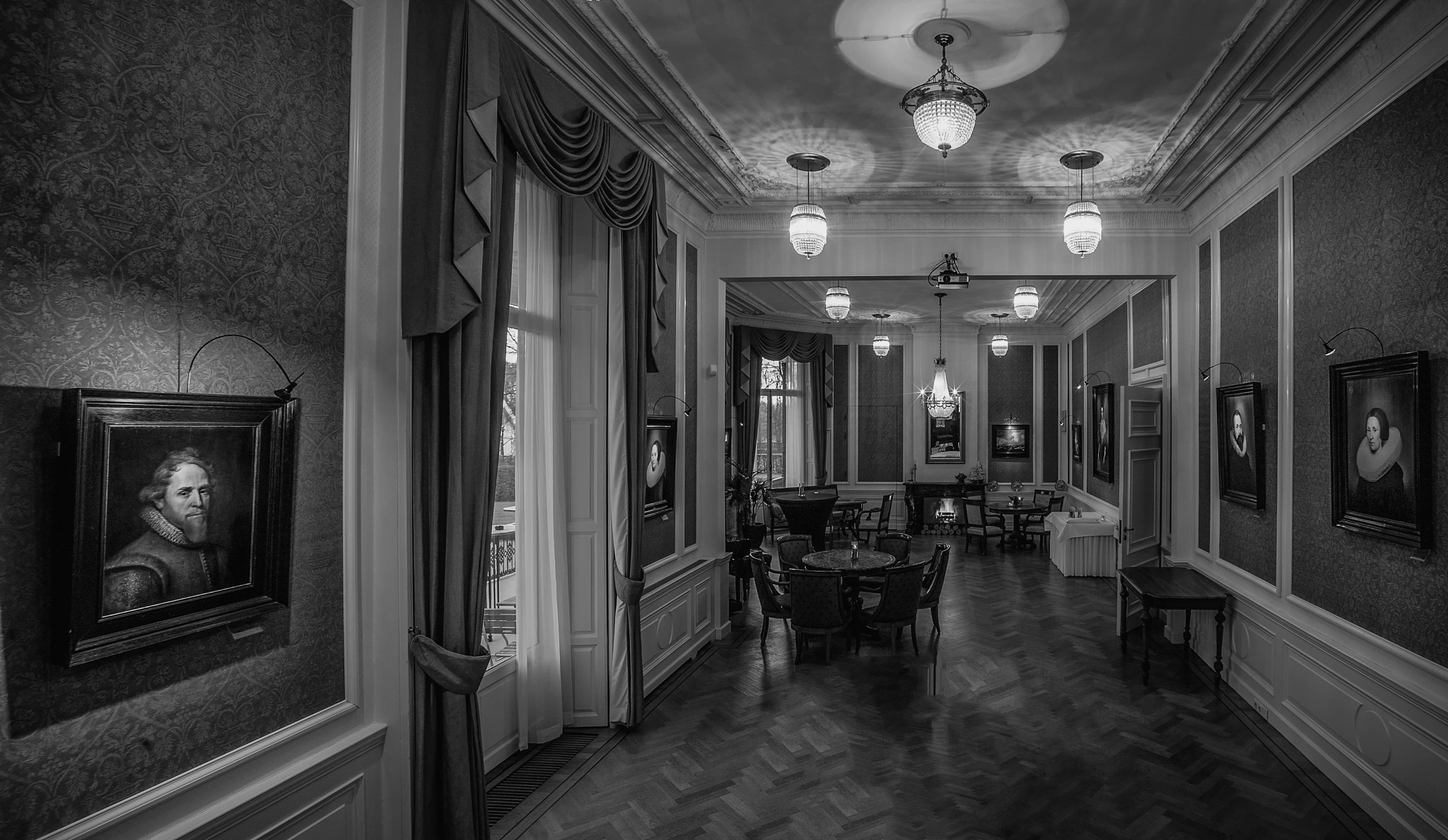 Sigma 17-35mm f/2.8-4 EX DG Aspherical HSM sample photo. Kasteel de vanenburg aan de binnenzijde bw photography