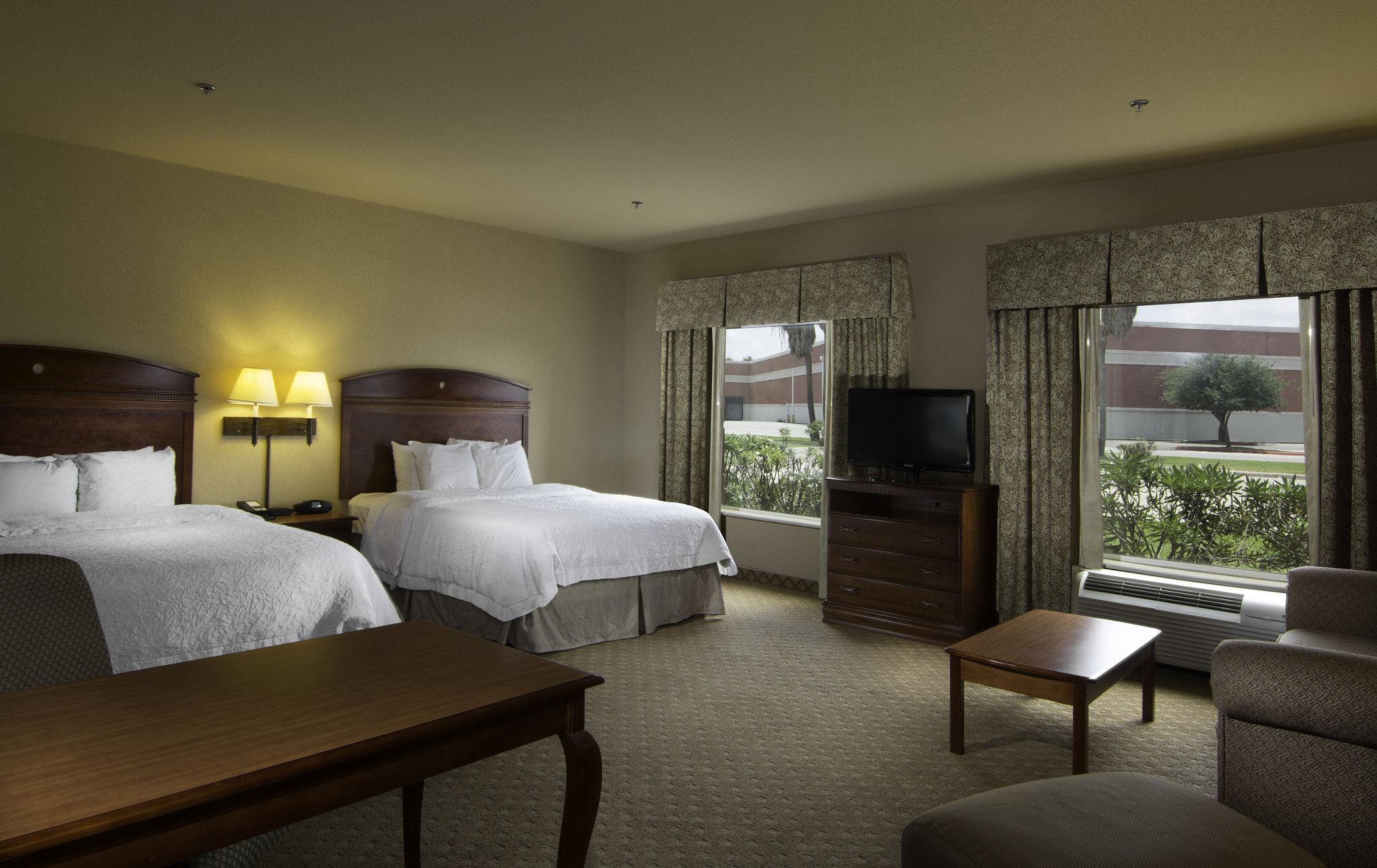 Canon EOS 1200D (EOS Rebel T5 / EOS Kiss X70 / EOS Hi) sample photo. Hampton inn (brownsville,tx) photography