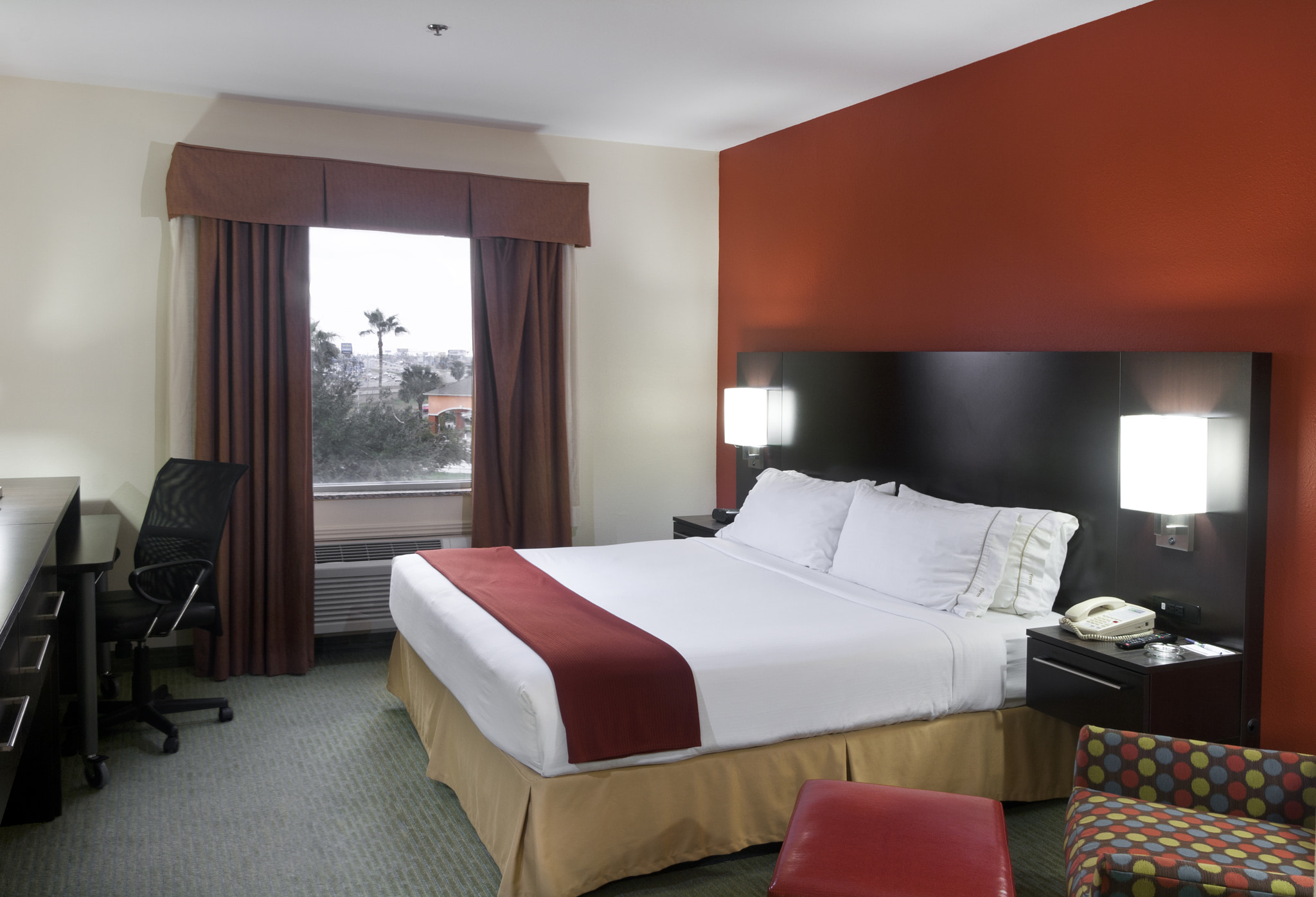 Sigma 18-50mm f/2.8 Macro sample photo. Holiday inn express (brownsville,tx) photography
