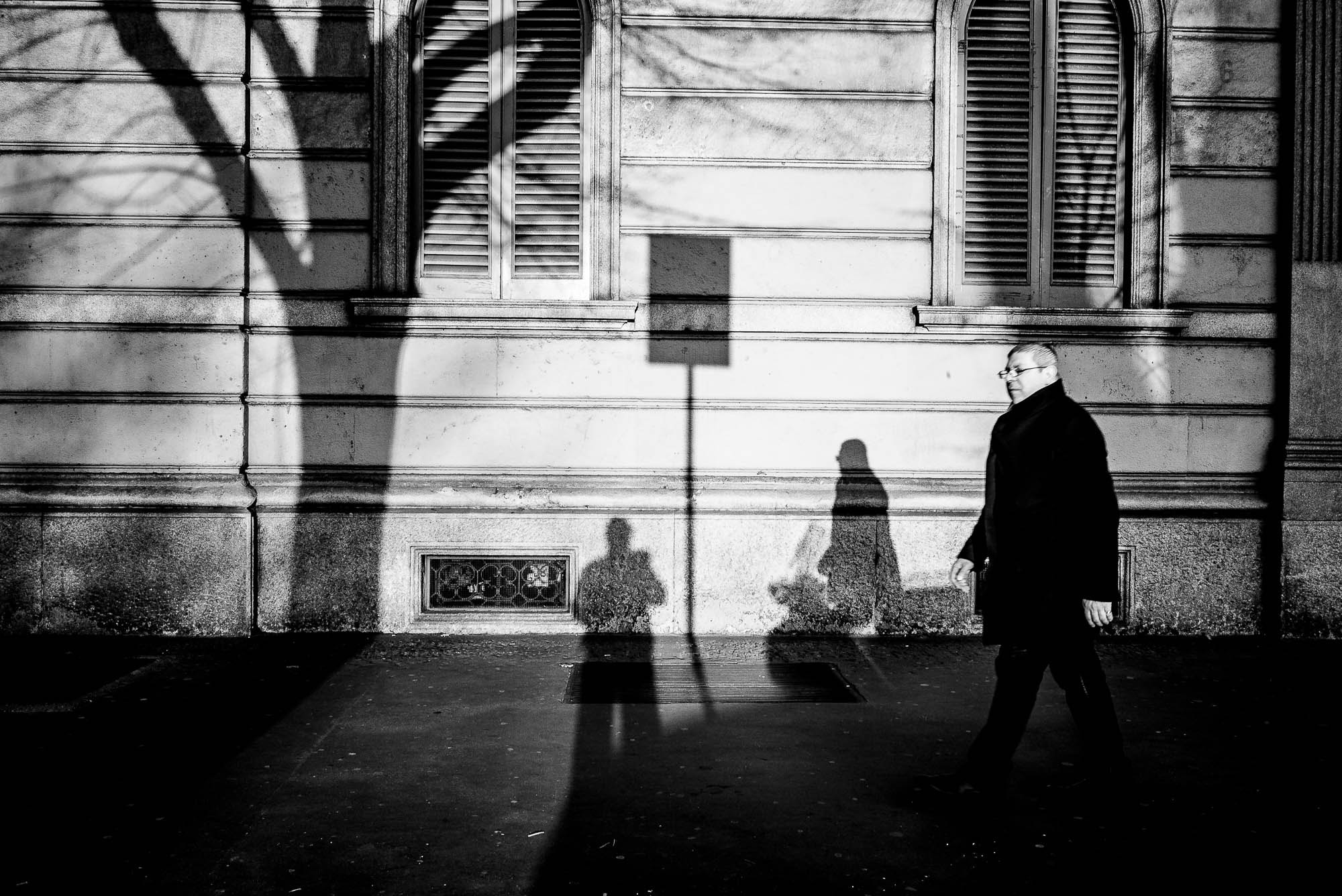 Summicron-M 1:2/28 ASPH. sample photo. A man and three shadows photography