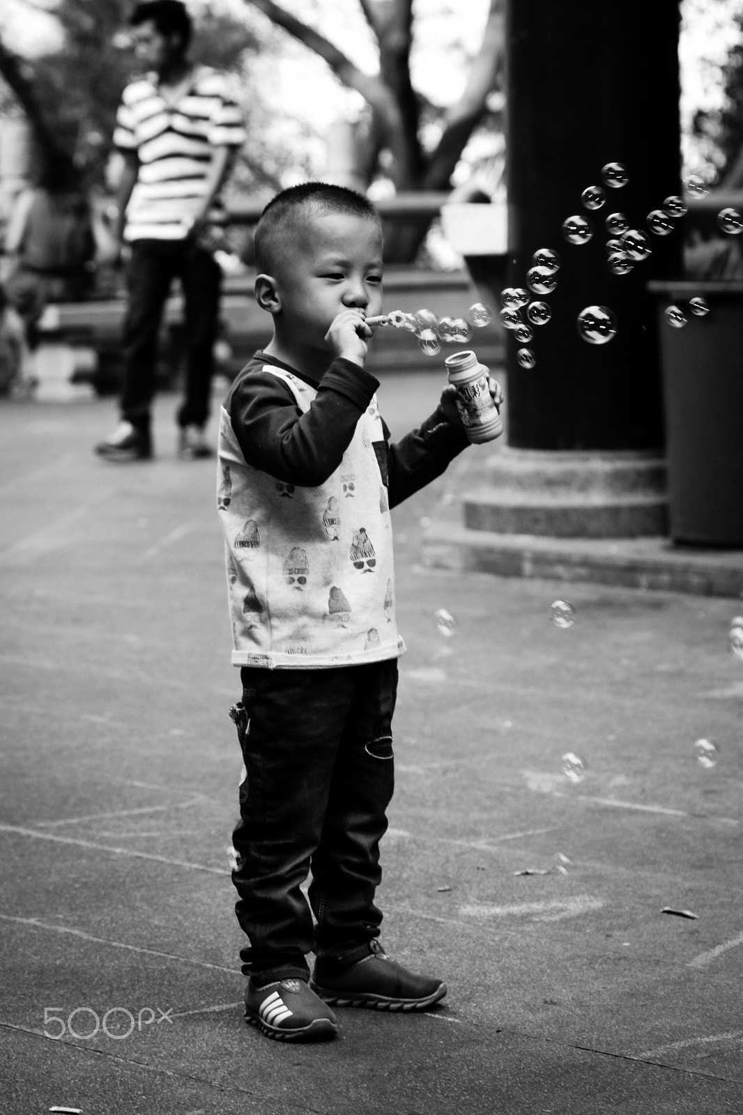 Canon EF 70-300mm F4-5.6 IS USM sample photo. Bubble blower photography