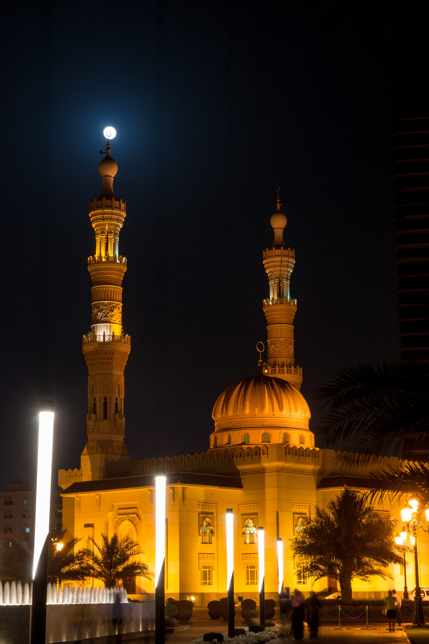 Sony a99 II + Sony 70-300mm F4.5-5.6 G SSM sample photo. Moon visits al taqwa mosque sharjah photography