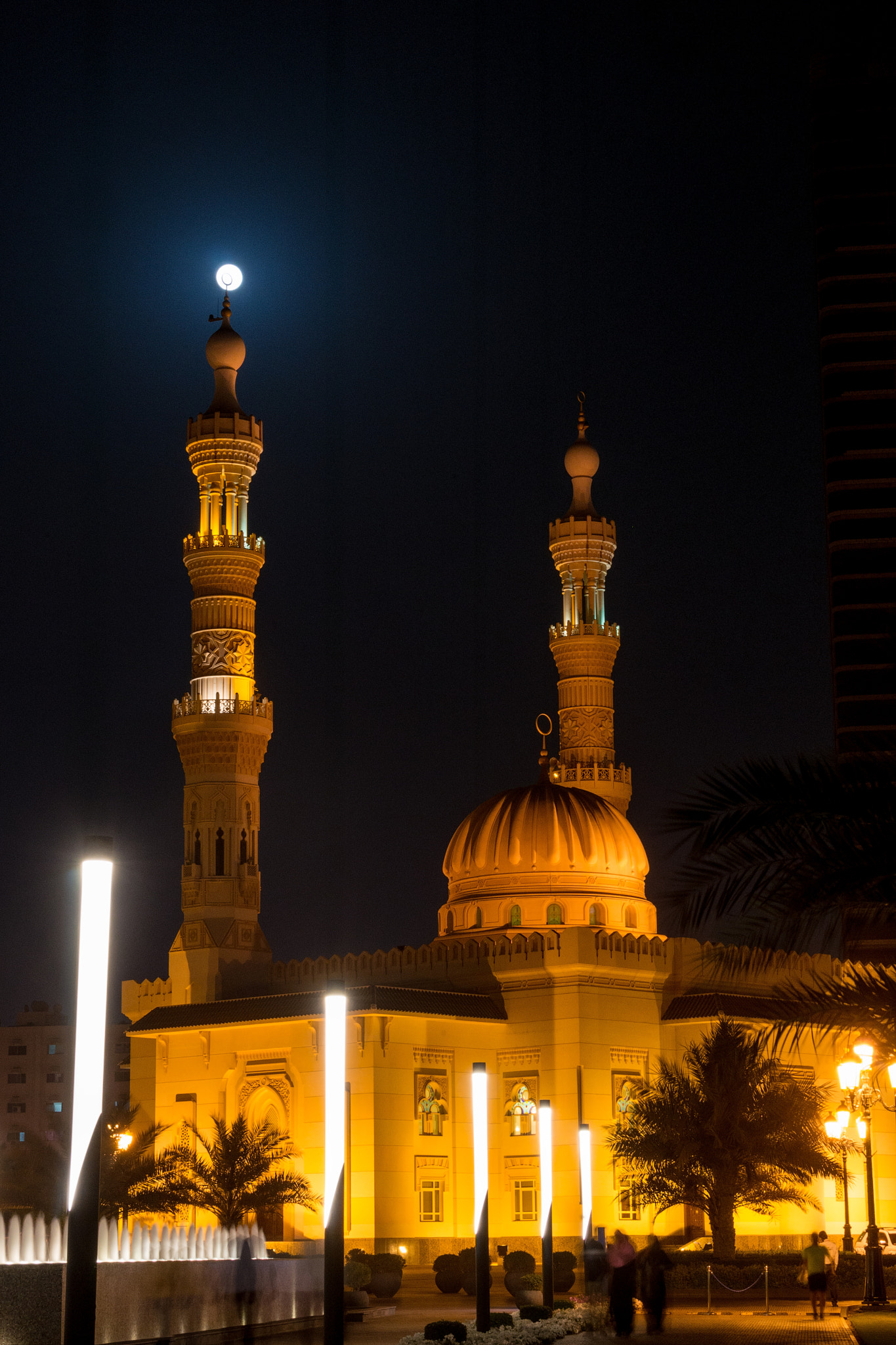 Sony 70-300mm F4.5-5.6 G SSM sample photo. Moon visits al taqwa mosque sharjah photography