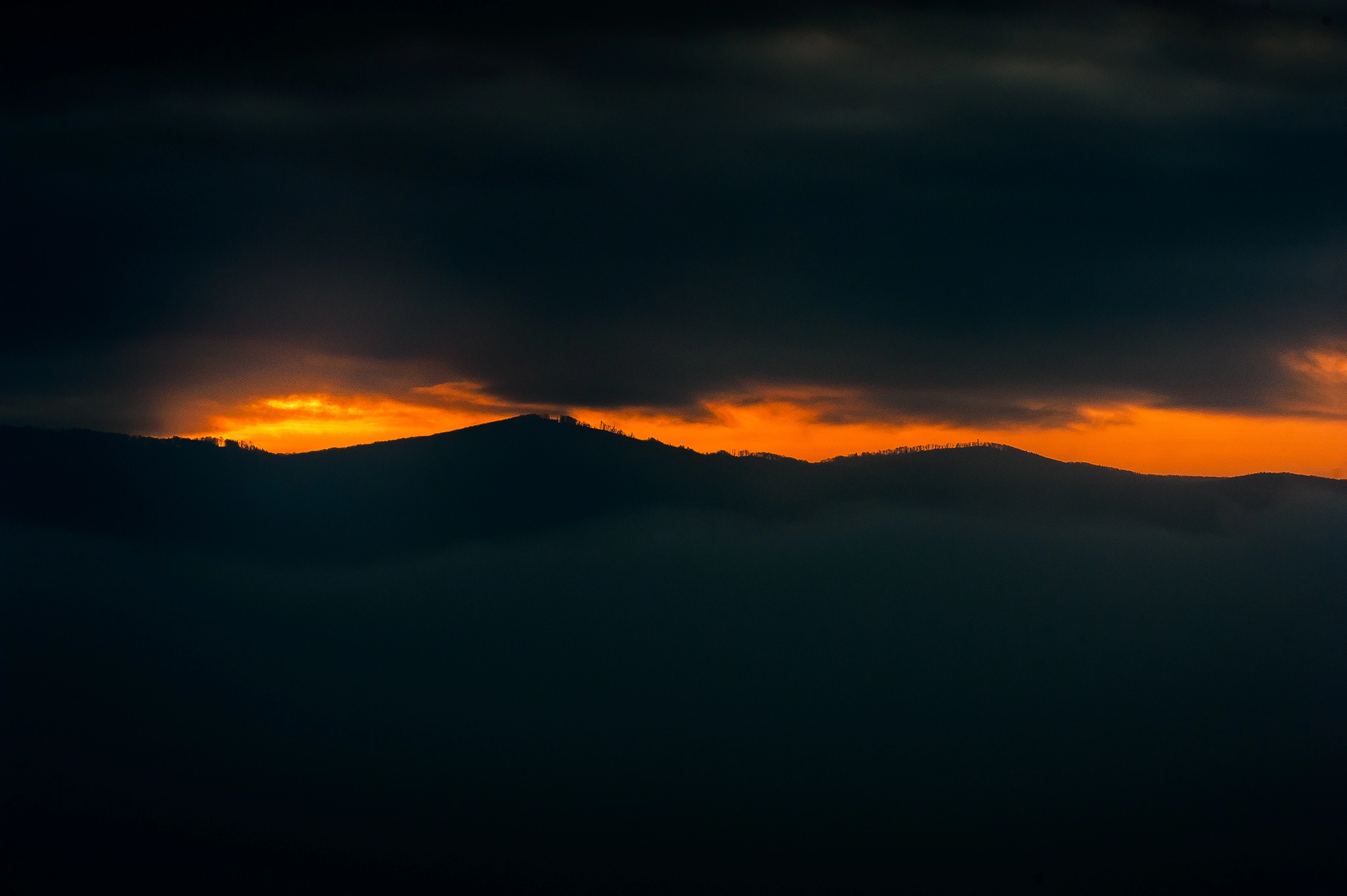 Nikon AF-S Nikkor 200mm F2G ED-IF VR sample photo. Up clouds down fog middle sunset photography