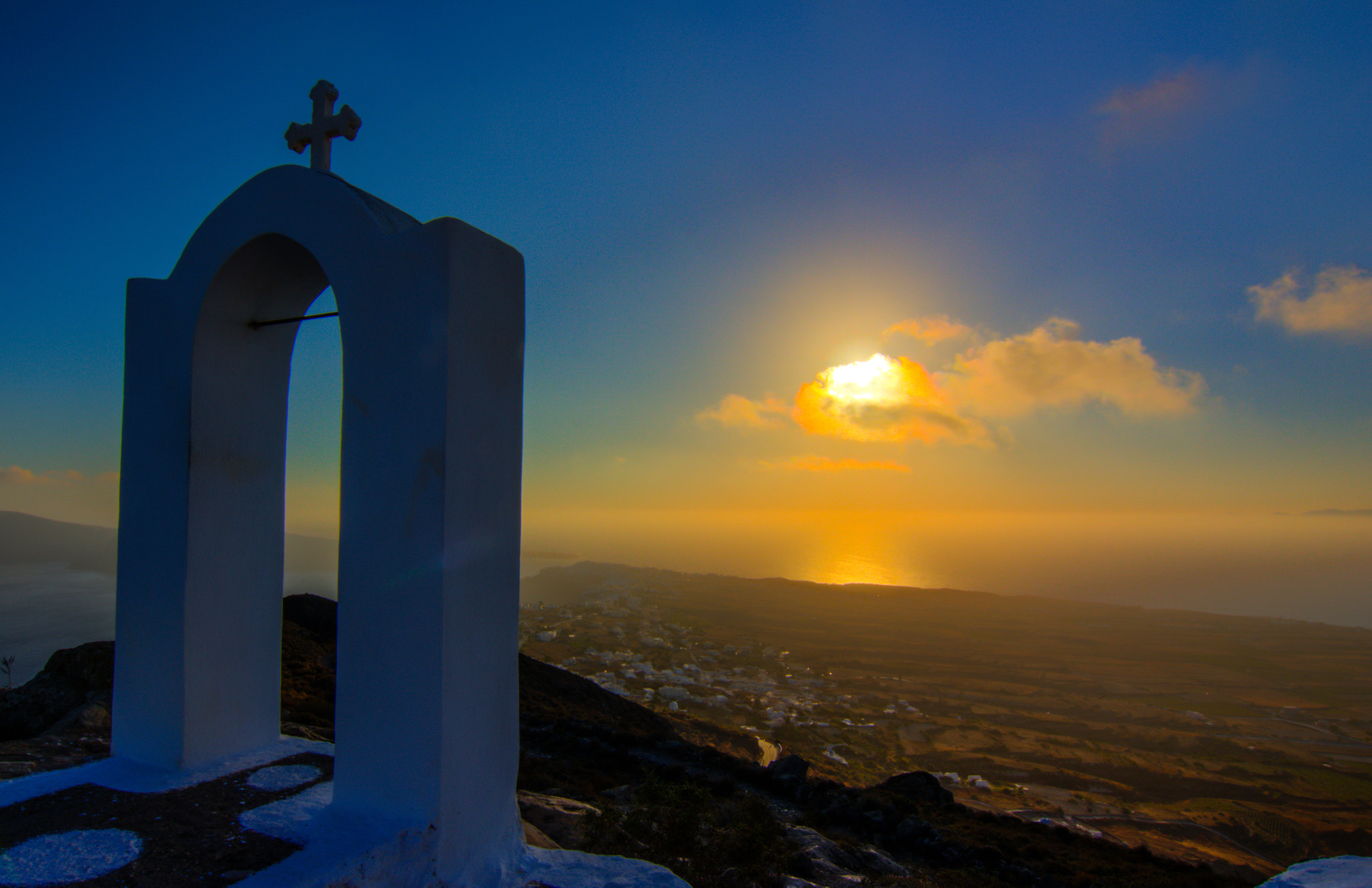 Tokina AT-X 12-28mm F4 Pro DX sample photo. Sunset over oia from psilis stavros mountain top church photography