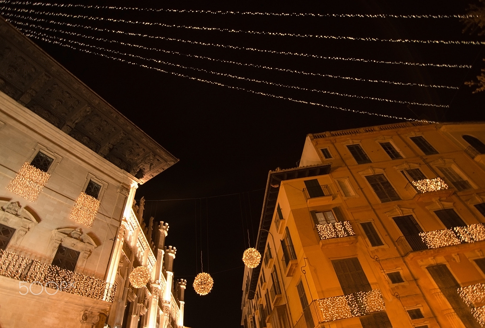 Nikon D7100 + Nikon AF Nikkor 28mm F2.8D sample photo. Swedish lucia tradition at plaza cort photography