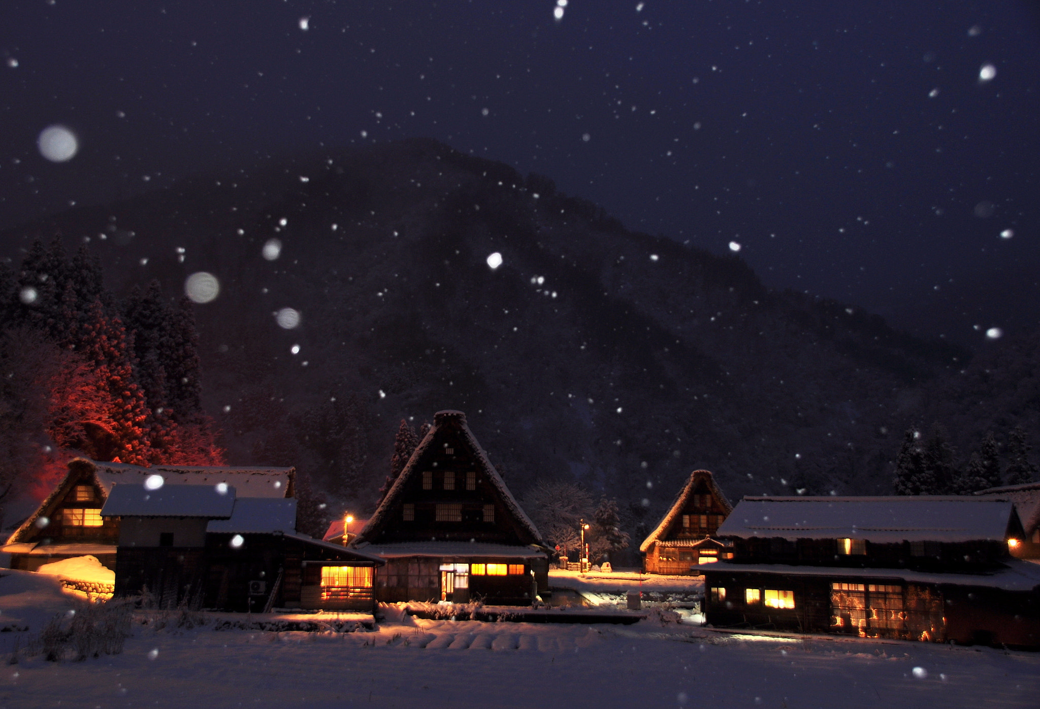 Sigma 18-250mm F3.5-6.3 DC Macro OS HSM sample photo. A village covered with snow photography