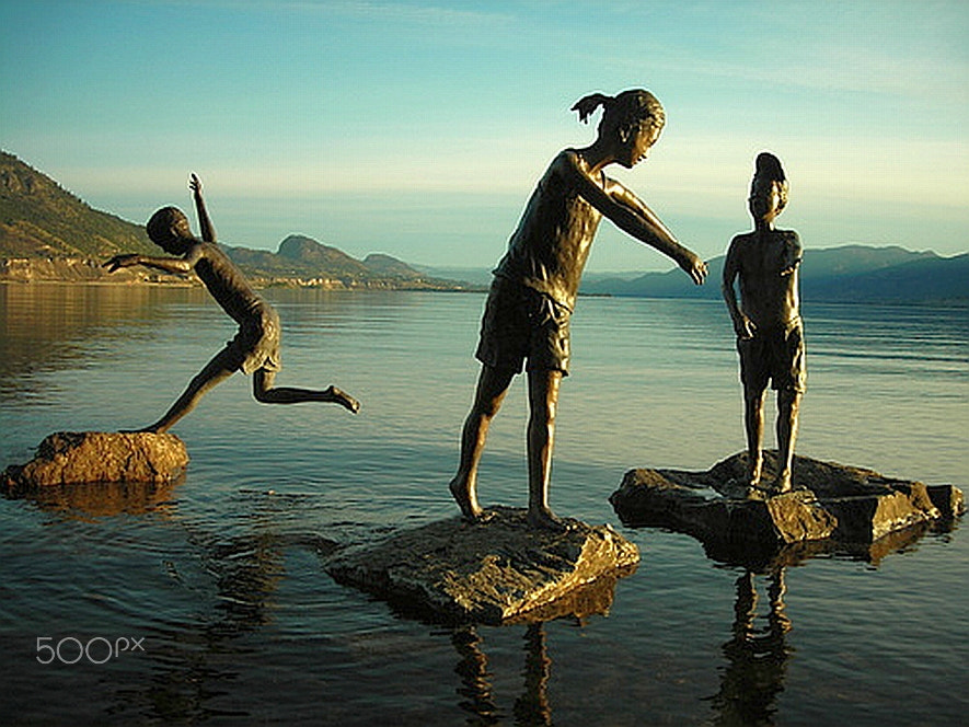 Nikon COOLPIX L3 sample photo. Bronze statues photography