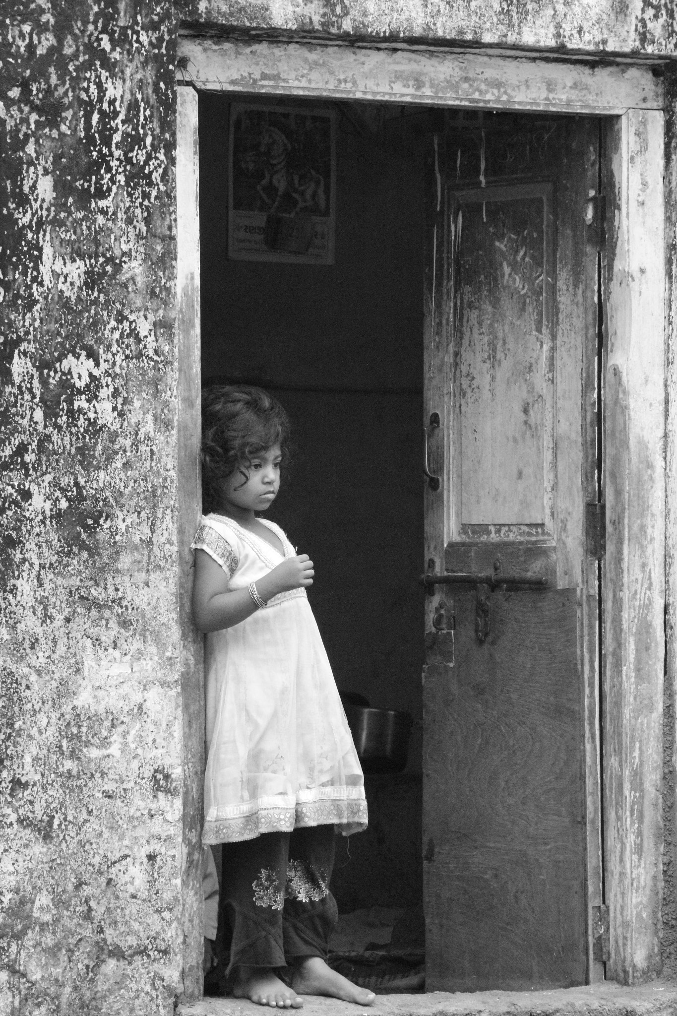 Canon EF 22-55mm f/4-5.6 USM sample photo. Girl at door photography