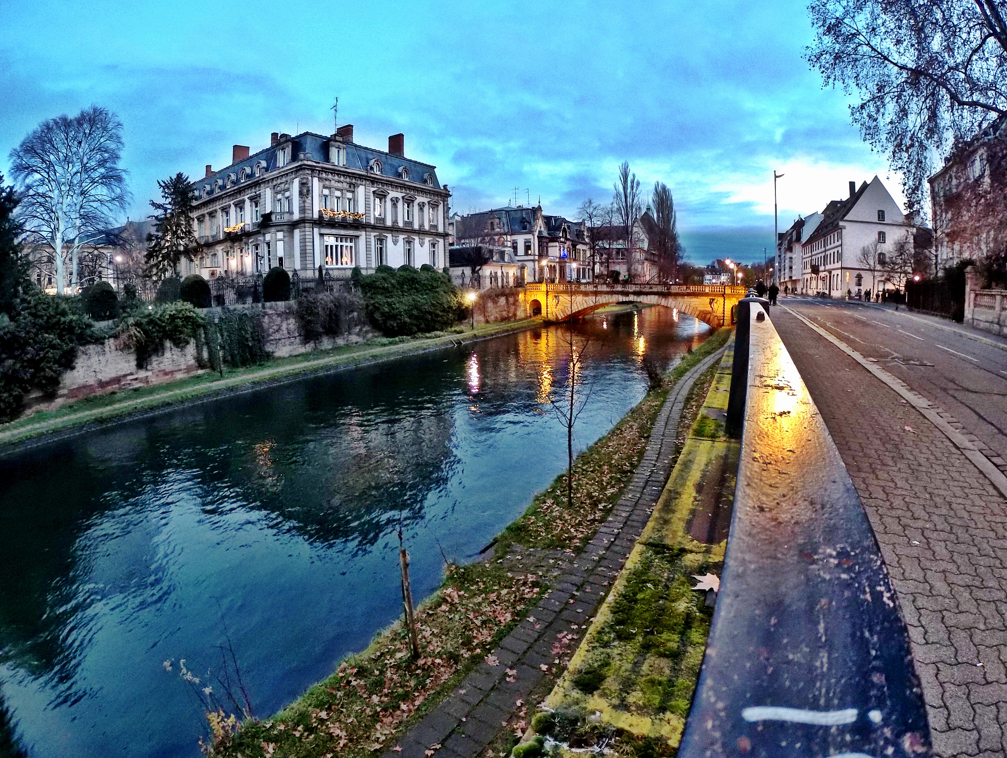 HTC RE sample photo. Sous les ponts de strasbourg photography