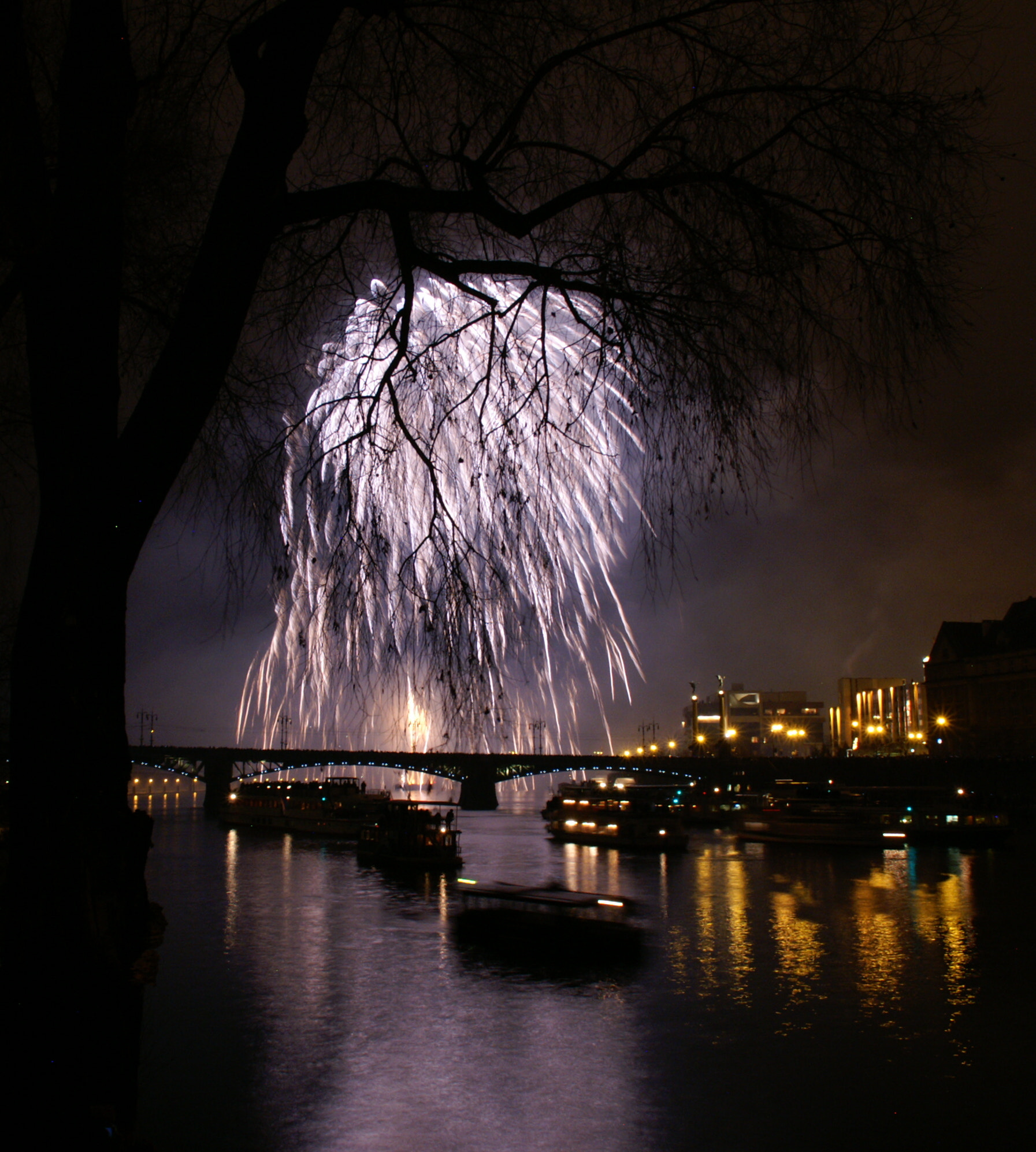 KONICA MINOLTA DYNAX 7D + Tokina AT-X 17 AF 17mm F3.5 sample photo. Prague new year firework photography