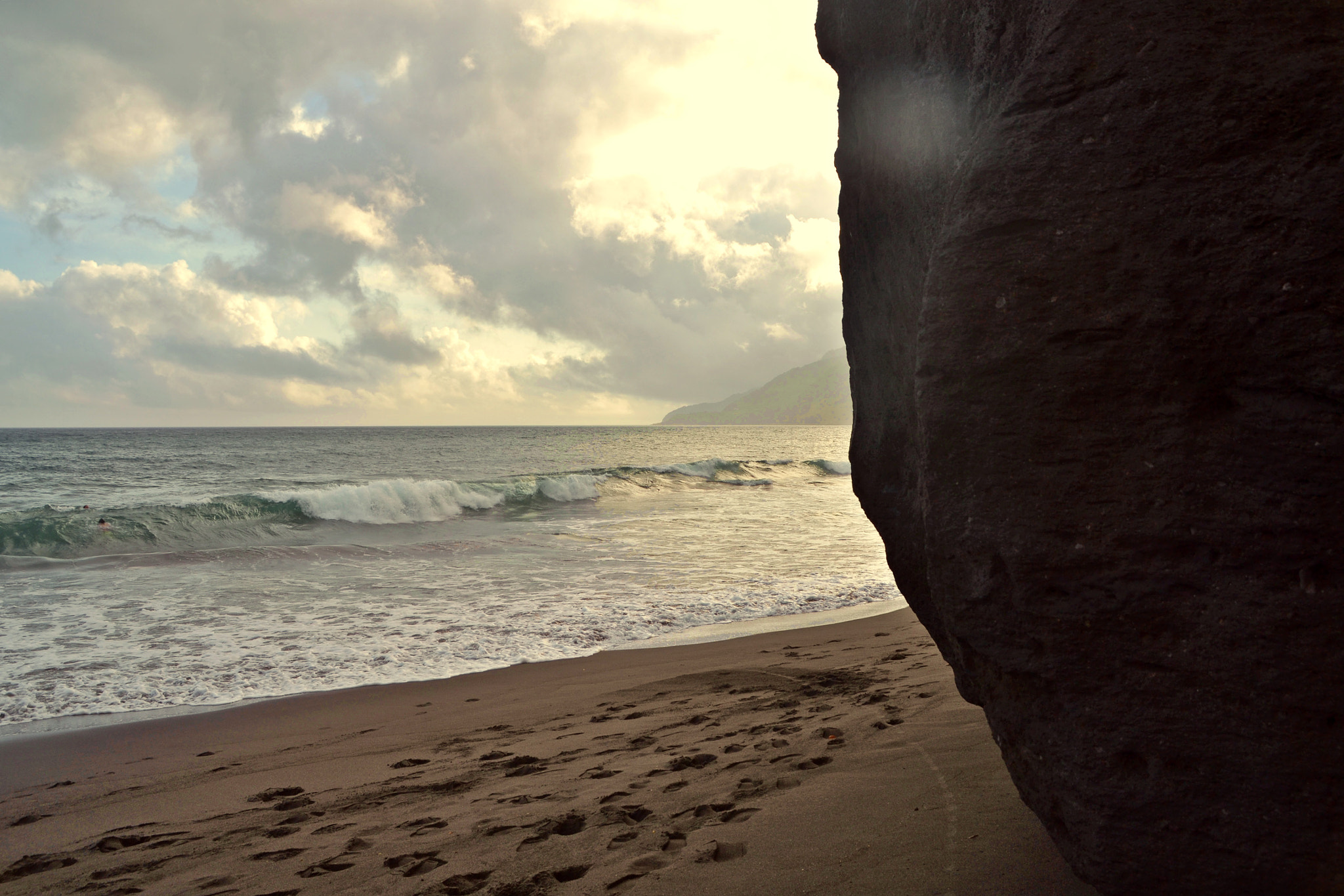 Nikon D3100 + Sigma 18-200mm F3.5-6.3 DC sample photo. Beach in sao miguel photography