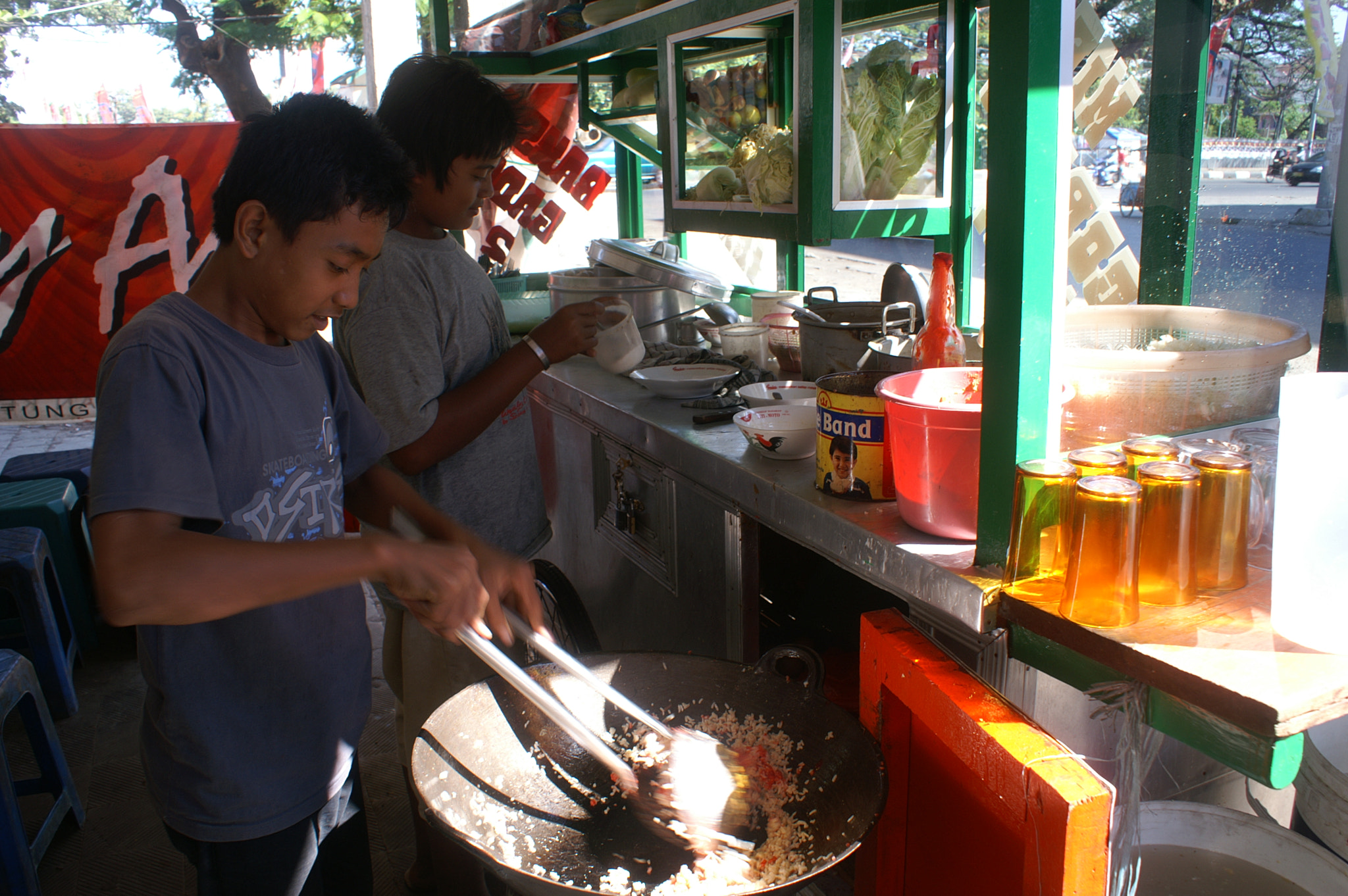 KONICA MINOLTA DYNAX 5D sample photo. Preparing nasi goreng (bali, indonesia) photography